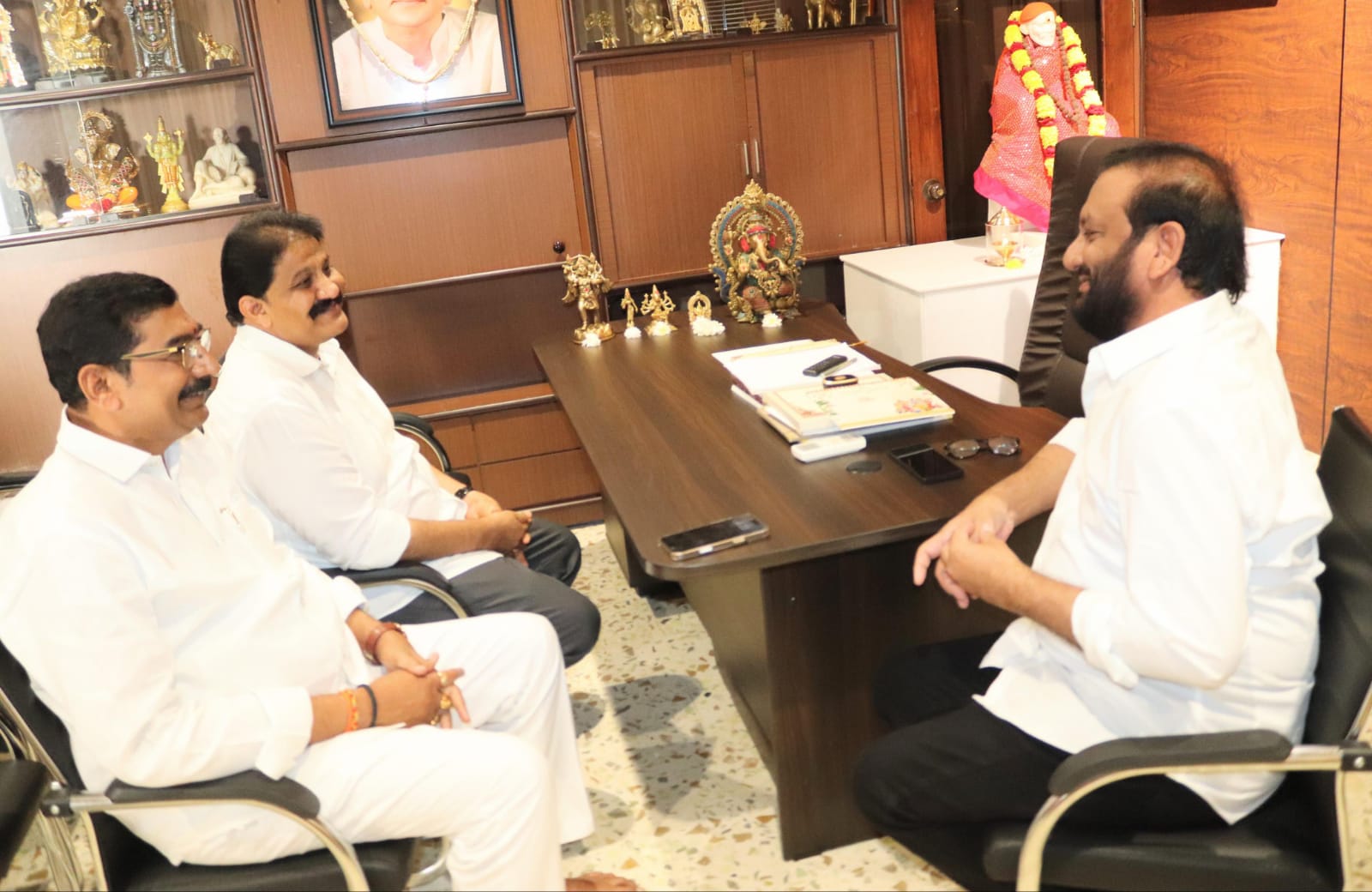 ప్రసనన్న ను వారి కుమార్తె కళ్యాణానికి ఆహ్వానించిన శివ ప్రసాద్ రెడ్డి