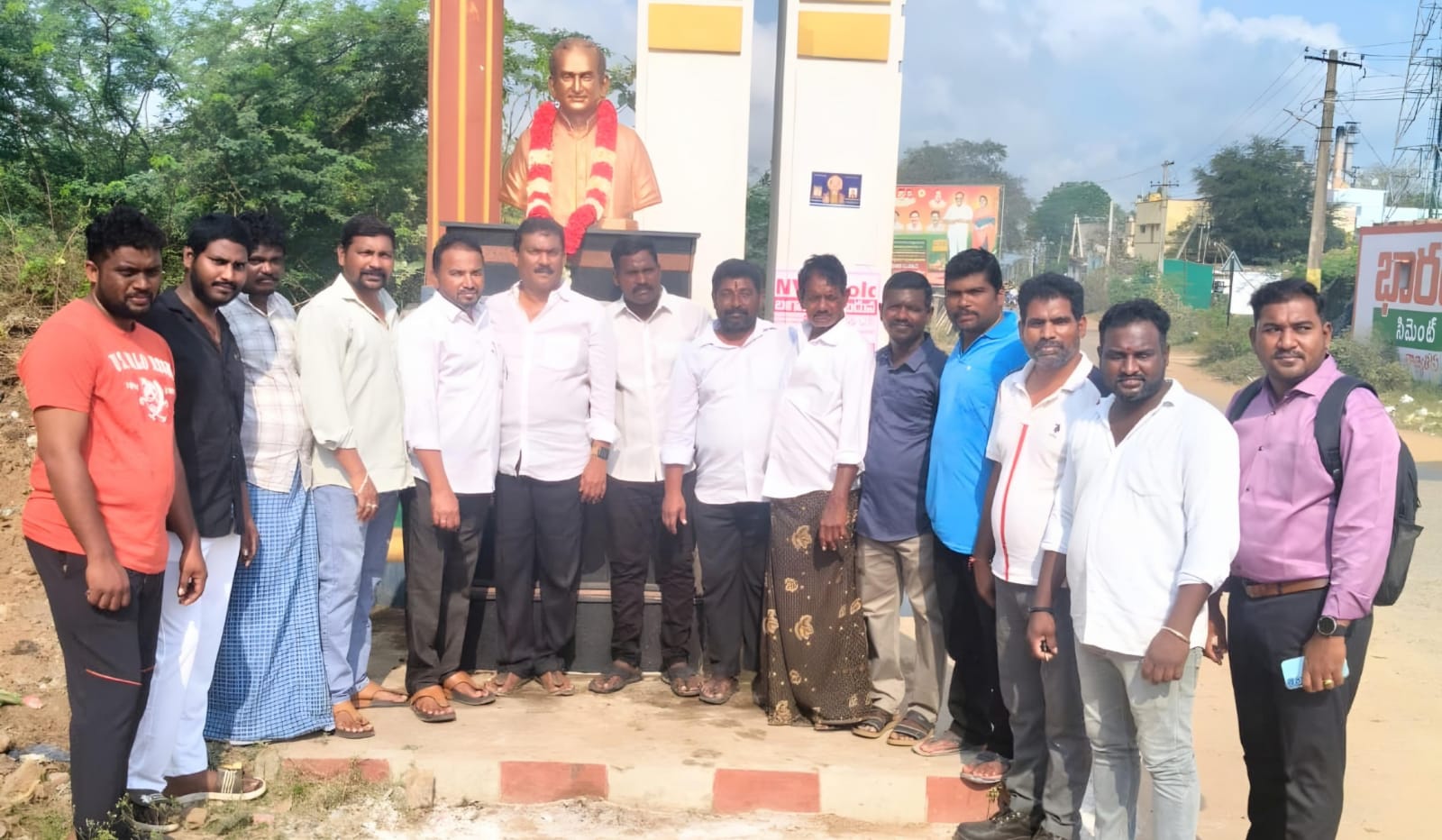 నల్లపరెడ్డి శ్రీనివాసులు రెడ్డి కి నివాళులర్పించిన పోతిరెడ్డి పాళెం వైసీపీ నాయకులు