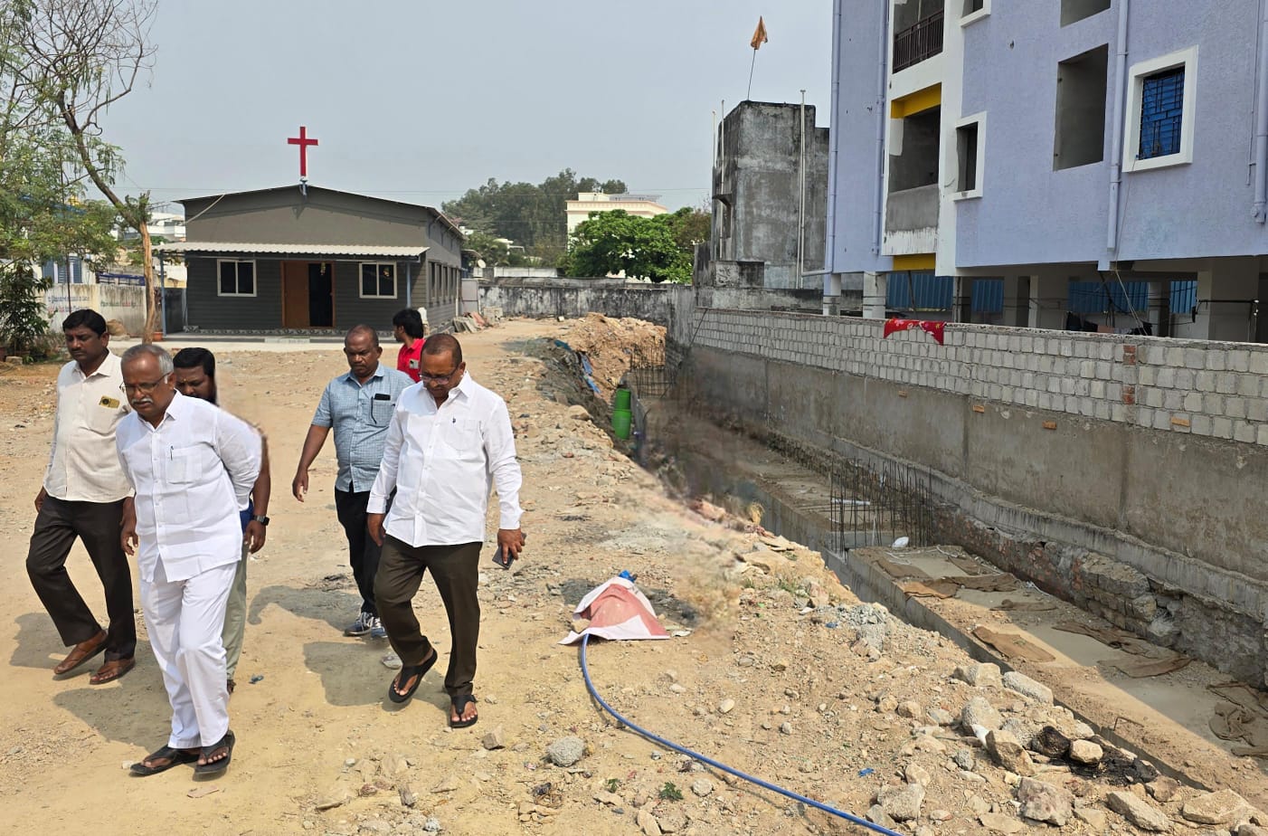 వర్షపు నీటి కాలువ నిర్మాణ పనులను పరిశీలించిన వెంకటేష్ గౌడ్