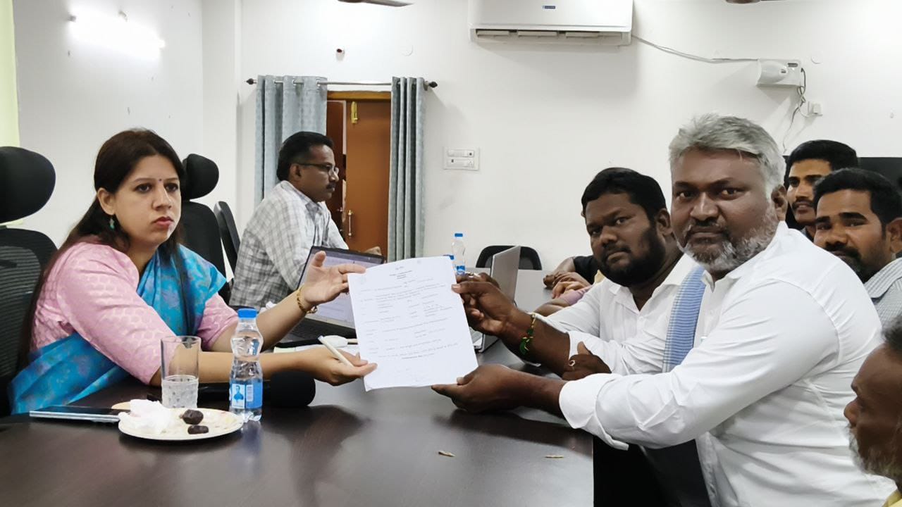 పల్నాడు జిల్లా కలెక్టర్ కృత్తికా శుక్లా కు స్పందన కార్యక్రమం