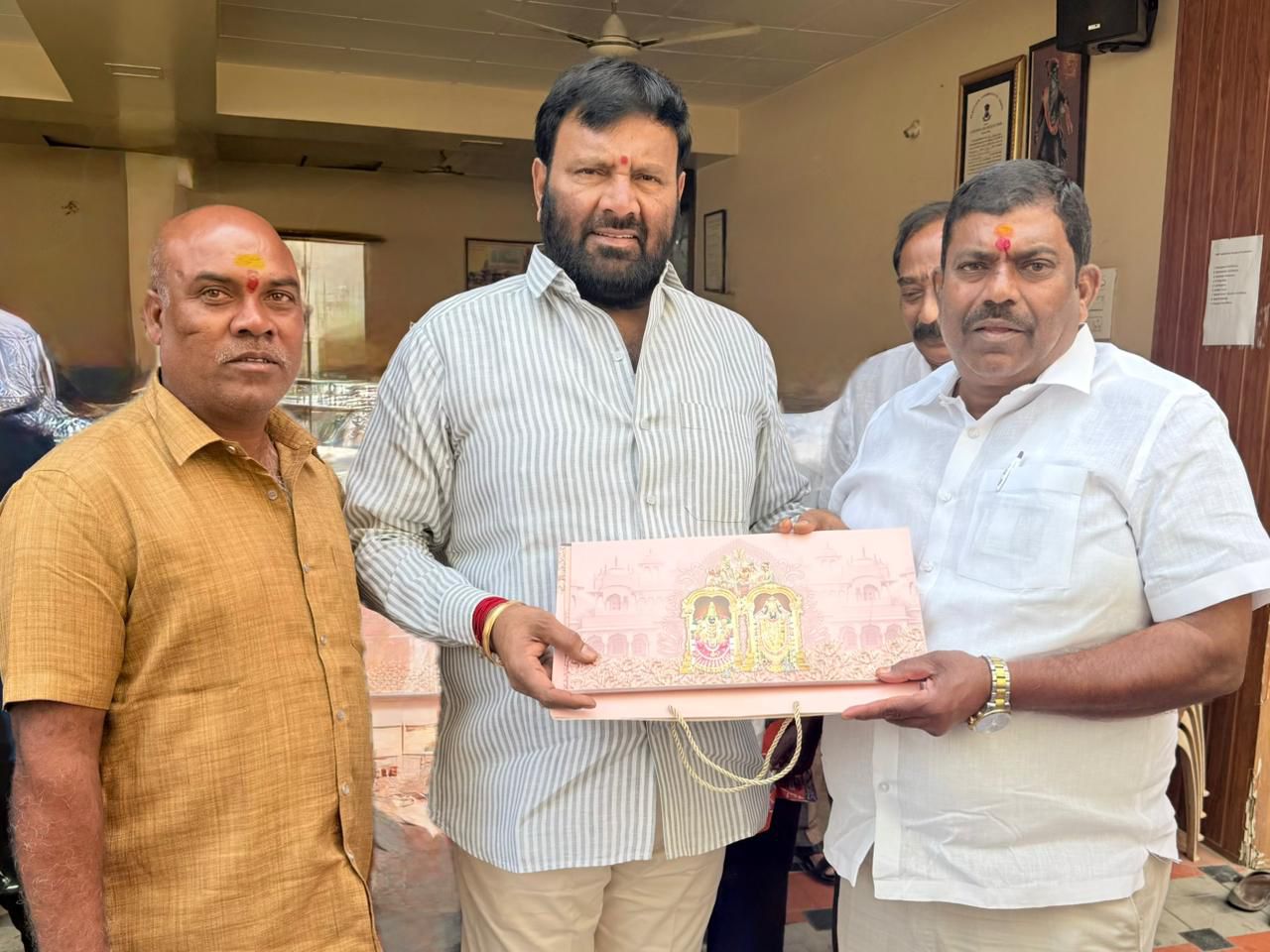 మాజీ శాసనసభ్యులు కూన శ్రీశైలం గౌడ్ కి పలు ఆహ్వానాలు