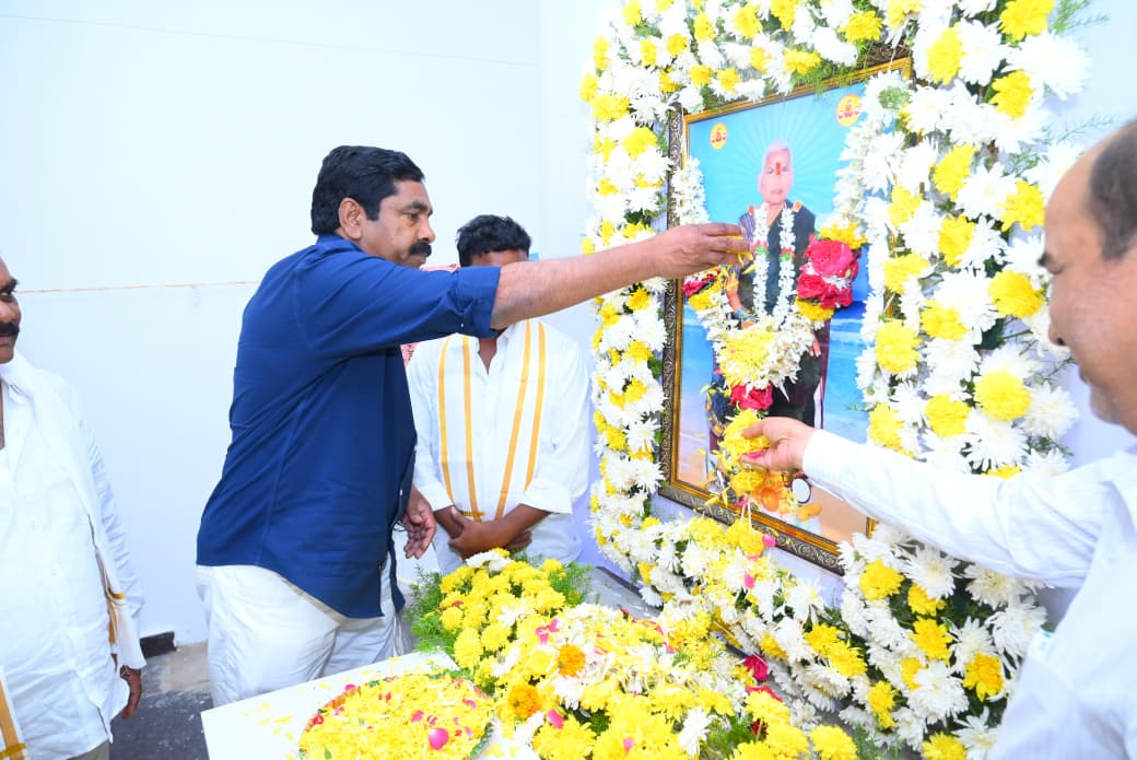 నర్మెట్ట సరోజన  సంవత్సరికం లో పాల్గొన్న ఎమ్మెల్యే నాగరాజు