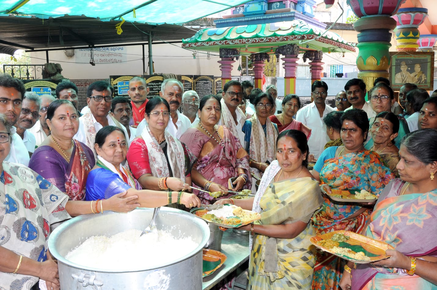 అభయాంజనేయ స్వామి సన్నిధిలో అన్నదానం