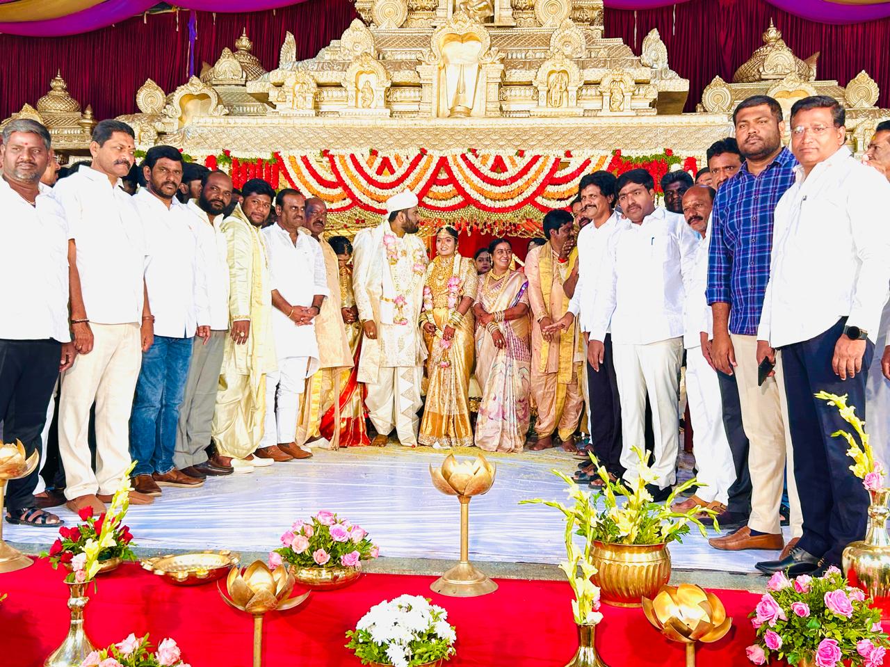 వివాహ వేడుకలో పాల్గొని వధూవరులను ఆశీర్వదించిన నర్సారెడ్డి భూపతి రెడ్డి