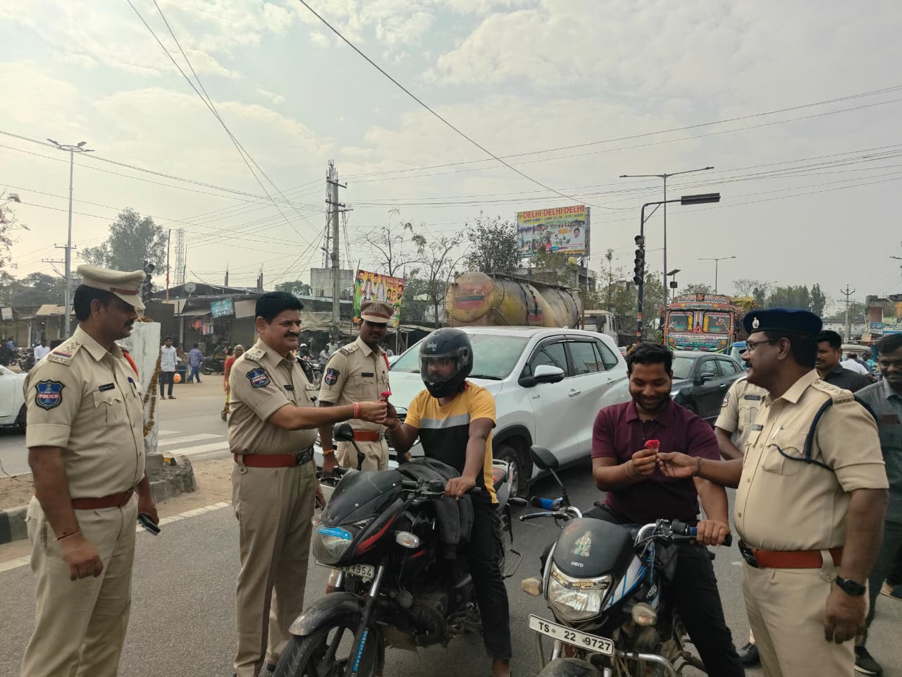 హెల్మెట్ ఒక వస్తువు కాదు, ప్రాణాన్ని కాపాడే రక్షణ ఆయుధం…..