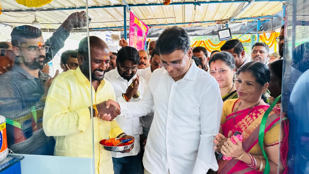 బిఆర్ఎస్ ఎల్పి విప్, ఎమ్మెల్యే కెపి వివేకానంద్  చేతులమీదుగా శ్రీ వెంకటేశ్వర జనరల్ మెడికల్ స్టోర్ ప్రారంభం.