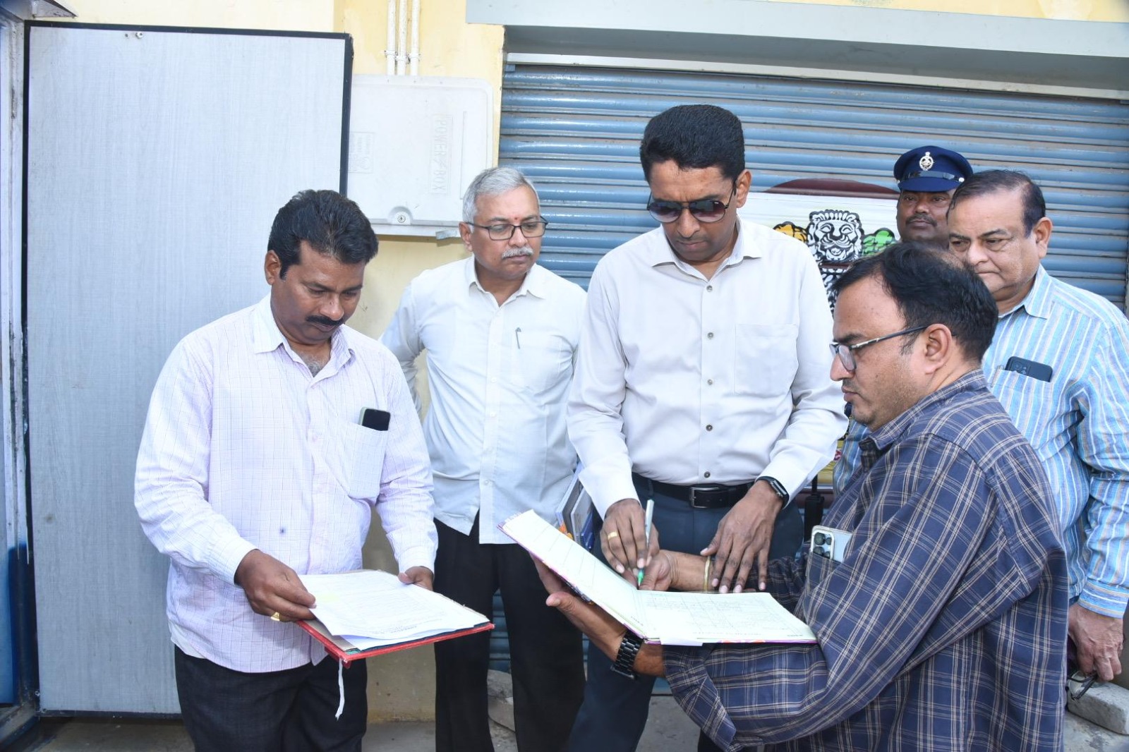పటిష్ట భద్రత నడుమ ఈవీఎం, వీవీప్యాట్ గోదాములు..