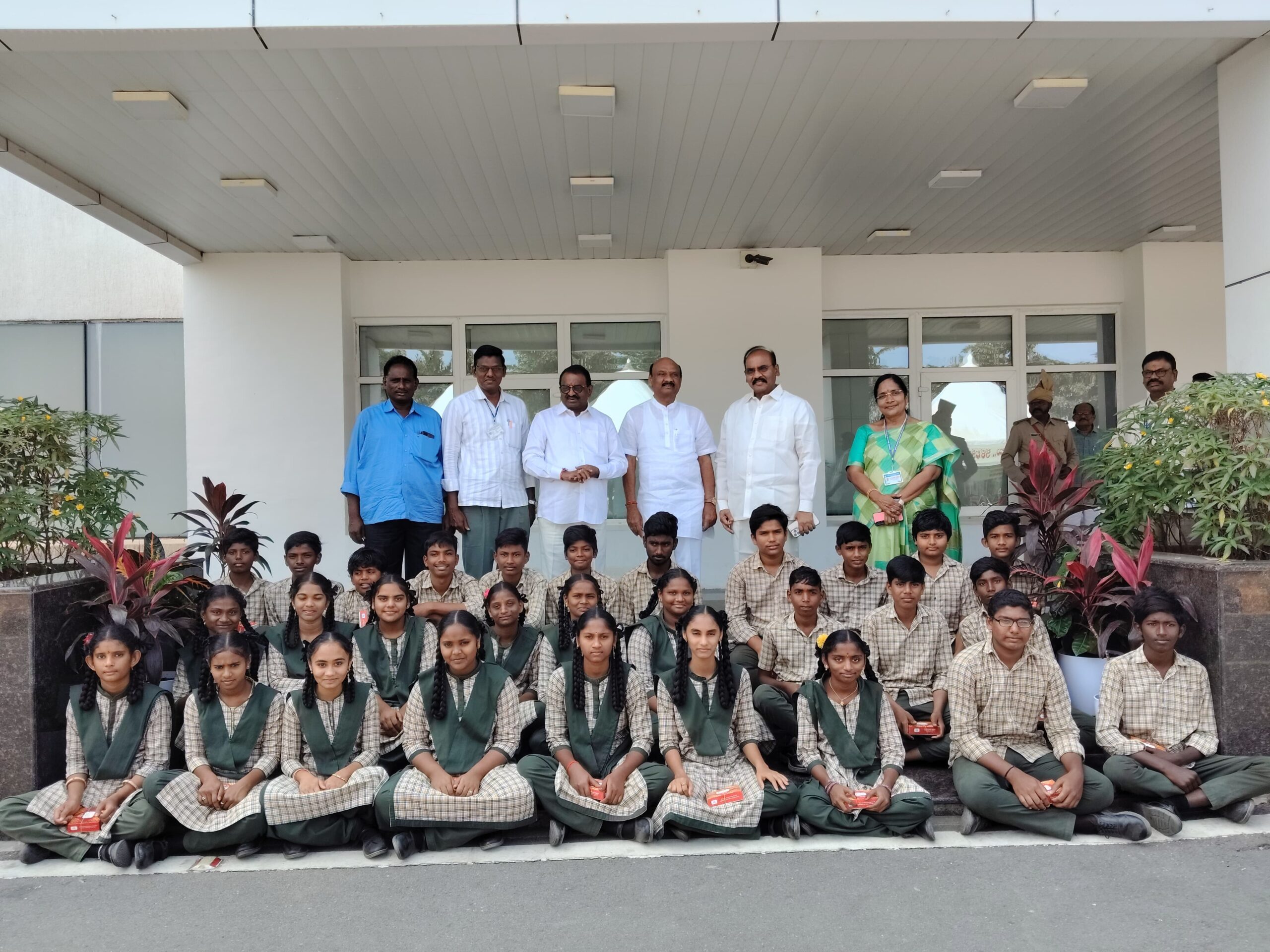 రేపటి పౌరులతో ఉల్లాసంగా గడిపిన మాజీమంత్రి