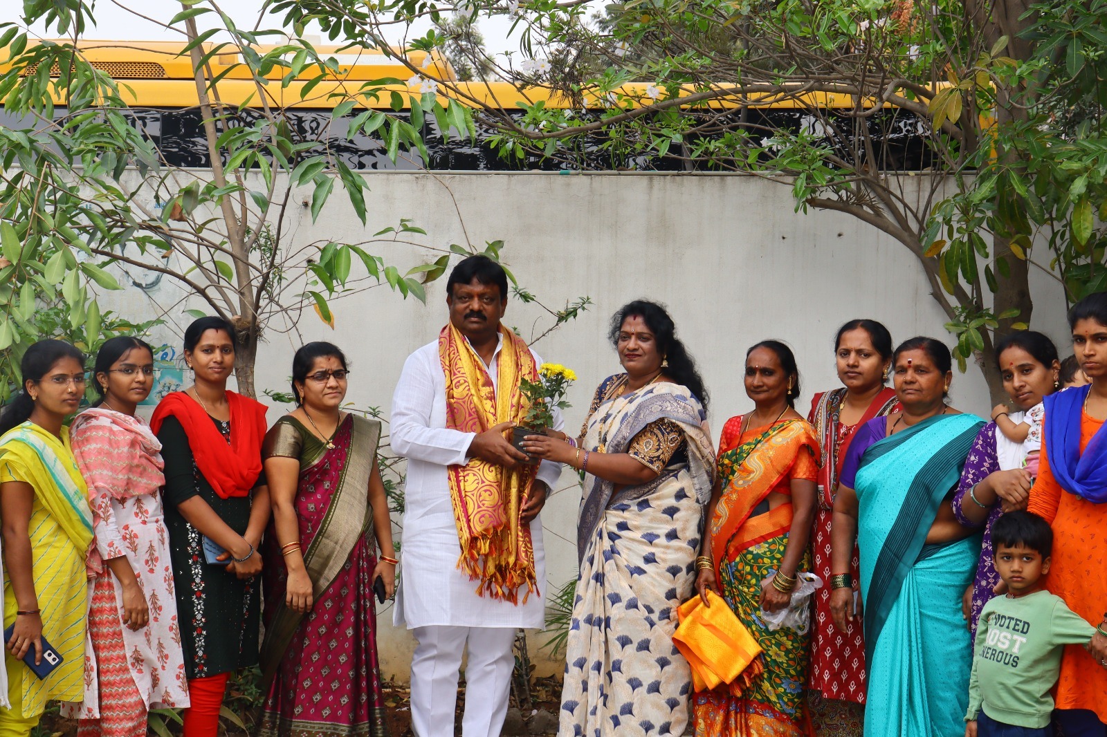 జీడిమెట్ల డివిజన్ మహిళలు కొలన్ హన్మంత్ రెడ్డి  ని మర్యాదపూర్వకంగా కలిసి శాల్వాతో సత్కరించారు