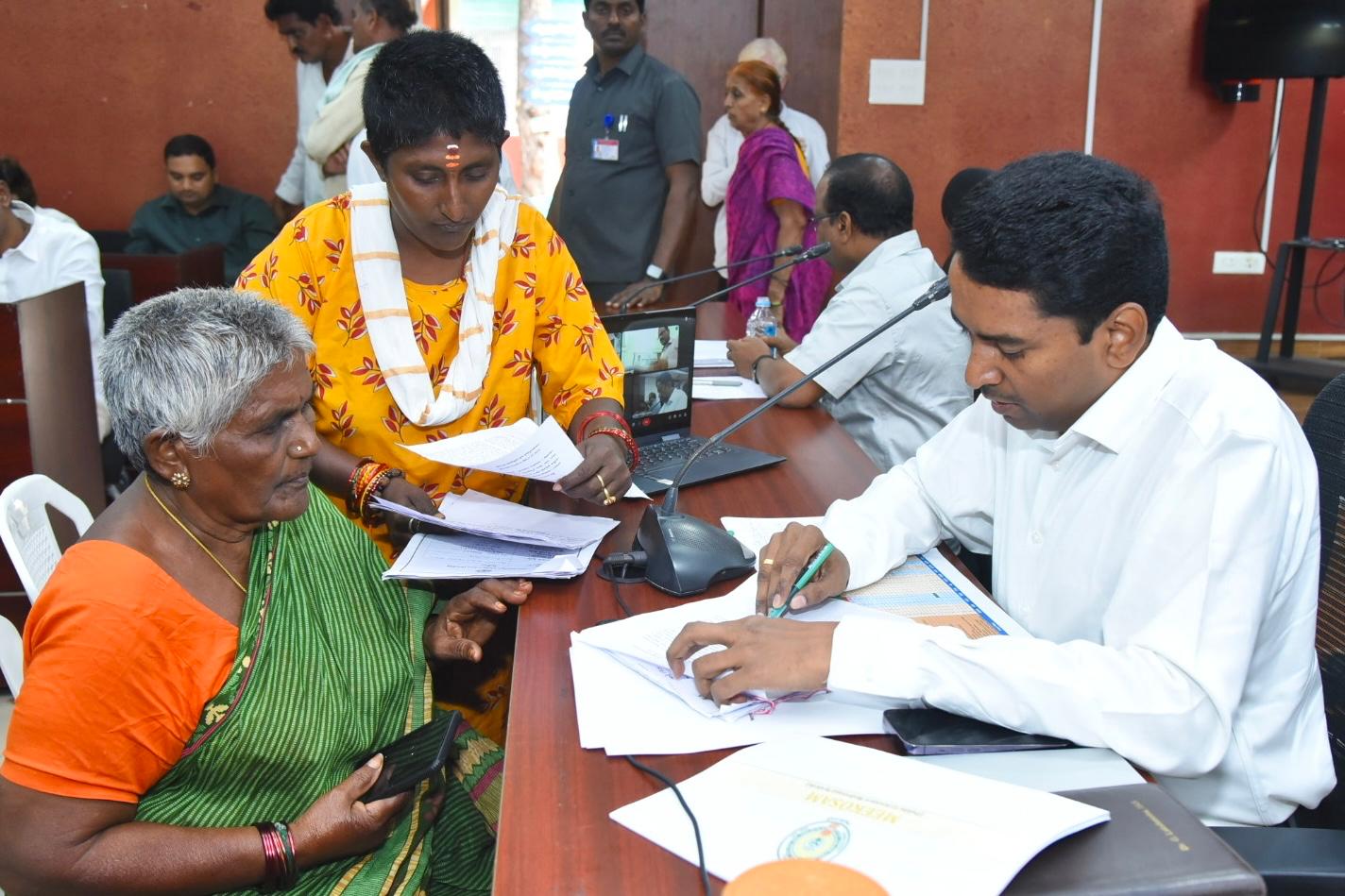ప్ర‌తి అర్జీపైనా ప్ర‌త్యేకంగా దృష్టిసారించాలి