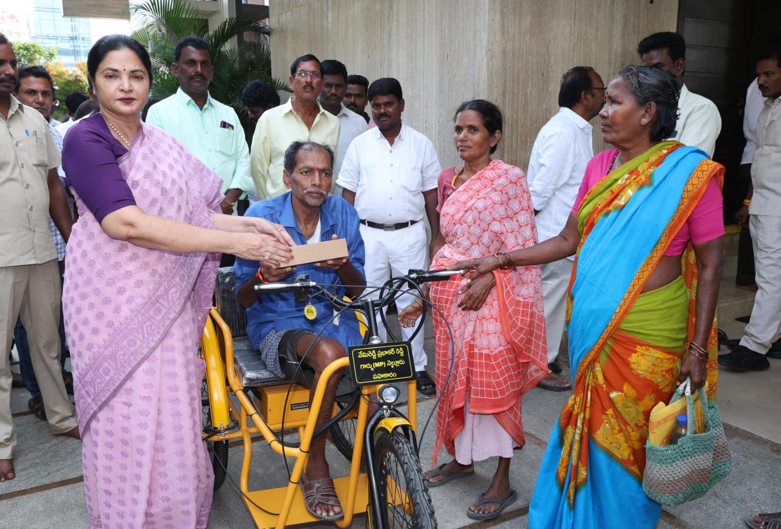 గడప దాటలేని దివ్యాంగులకు గమ్యం చూపిన వేమిరెడ్డి దంపతులు