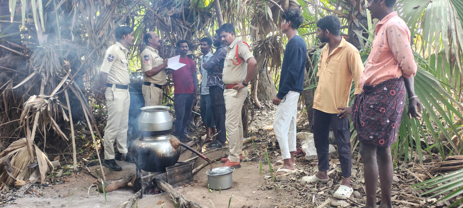 అర్జునగుట్టలో గుడుంబా తయారీపై కోటపల్లి పోలీసుల దాడి