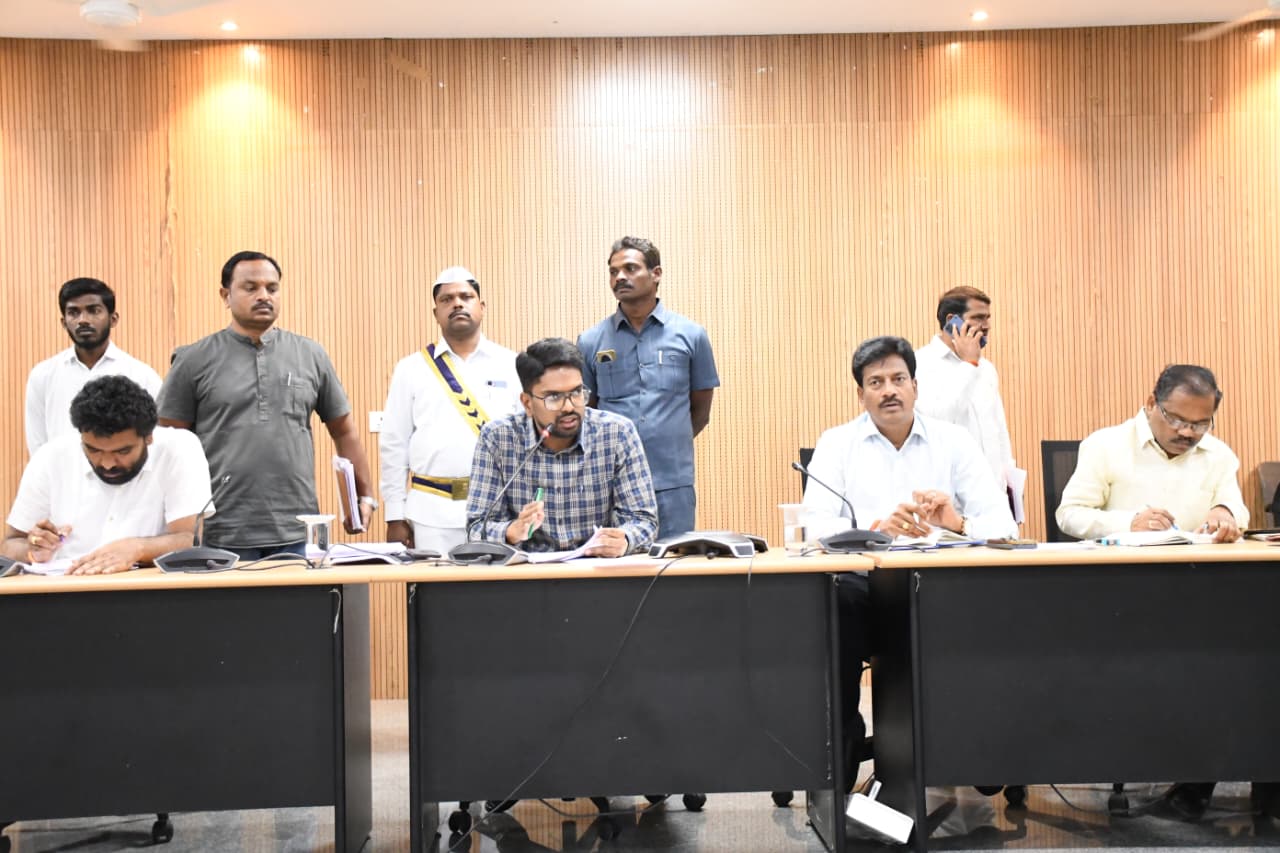 ప్రభుత్వ సంక్షేమ వసతి గృహాలు, పాఠశాలల సమస్యలపై దృష్టి సారించాలని ఆదేశించిన.