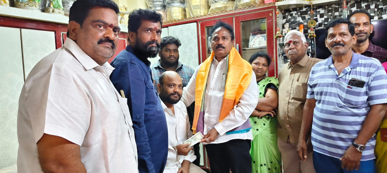 సీనియర్ కార్యకర్త కుటుంబానికి వాసుపల్లి రూ.5000 చేయూత