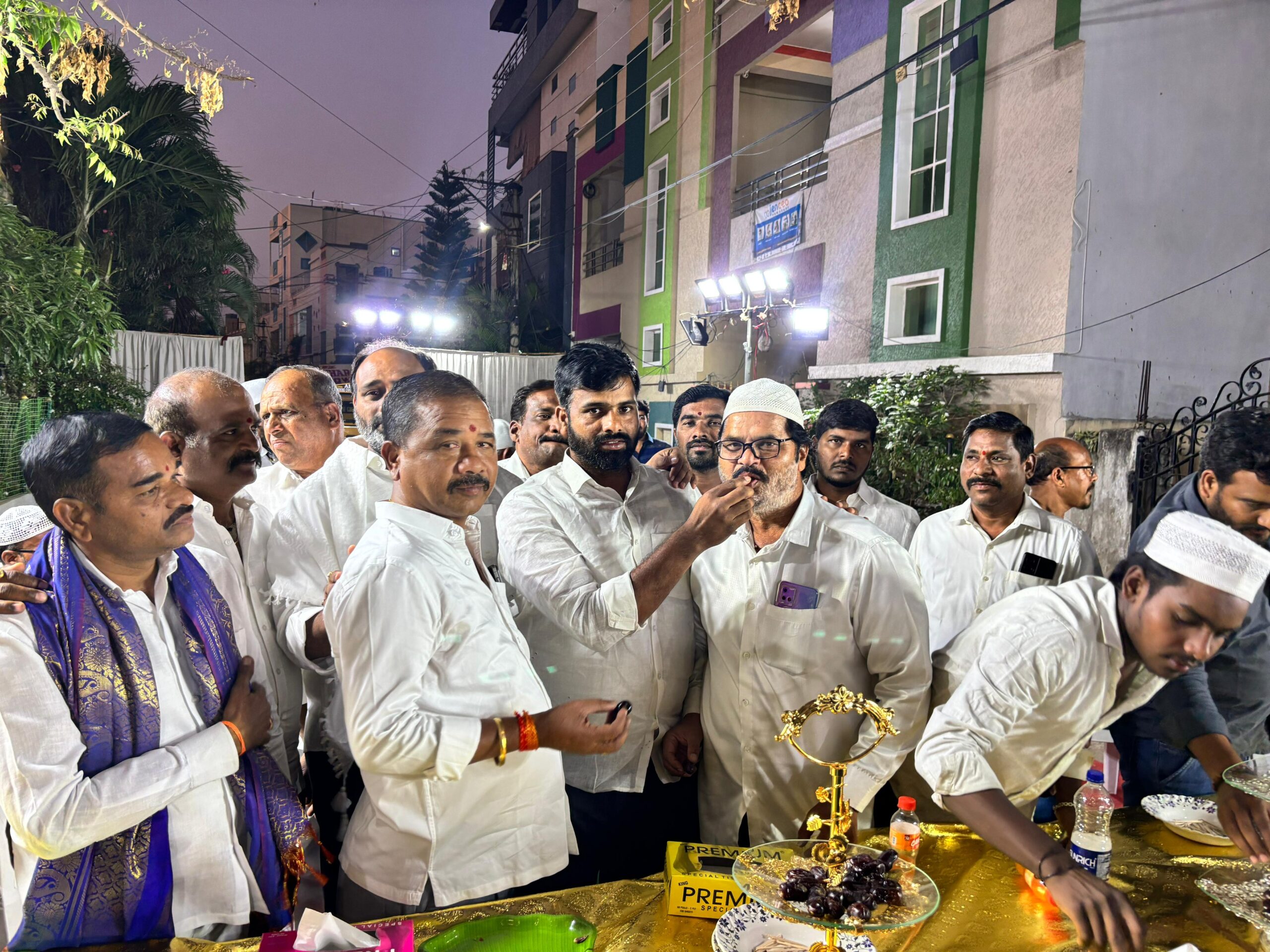 ఇఫ్తార్ విందులో ఐలాపూర్ మాణిక్ యాదవ్.