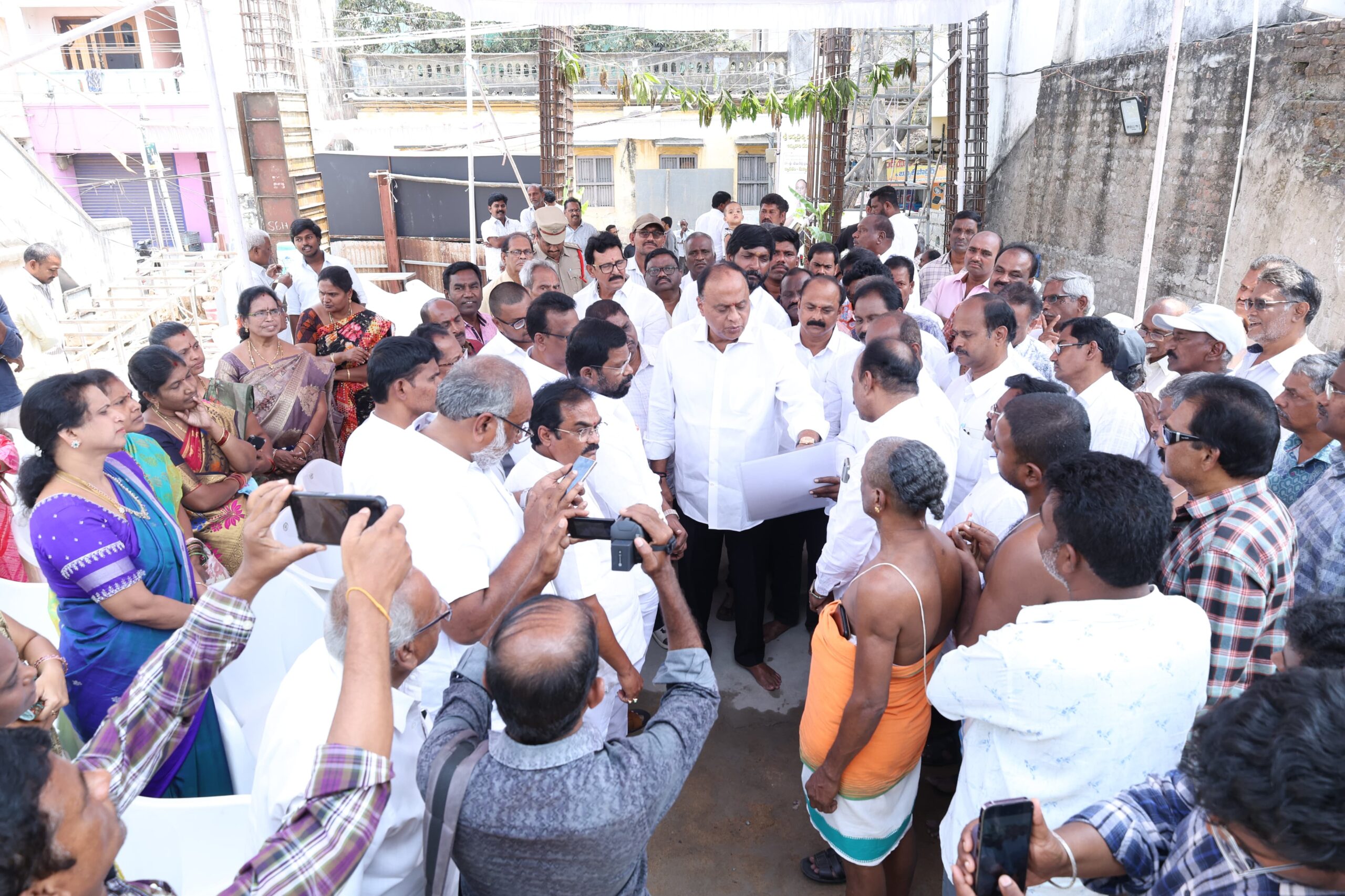 మహాలక్ష్మీ అమ్మవారి ఆలయానికి విచ్చేసి పరిశీలించిన వేమిరెడ్డి ప్రభాకర్ రెడ్డి