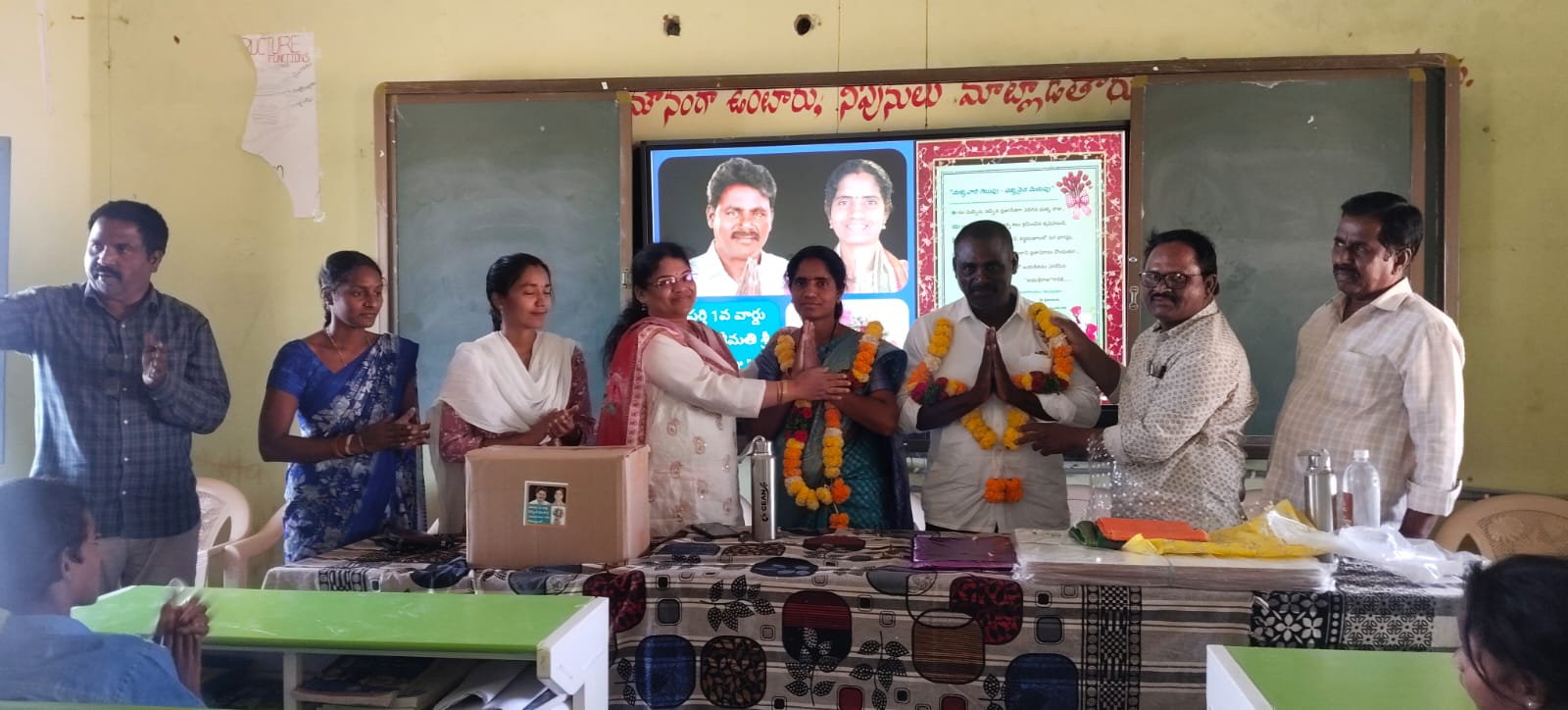 ప్రభుత్వ పాఠశాలవిద్యార్థులకు రీడింగ్ పాడ్స్, సర్టిఫికెట్ ఫైల్స్ పంపిణీ