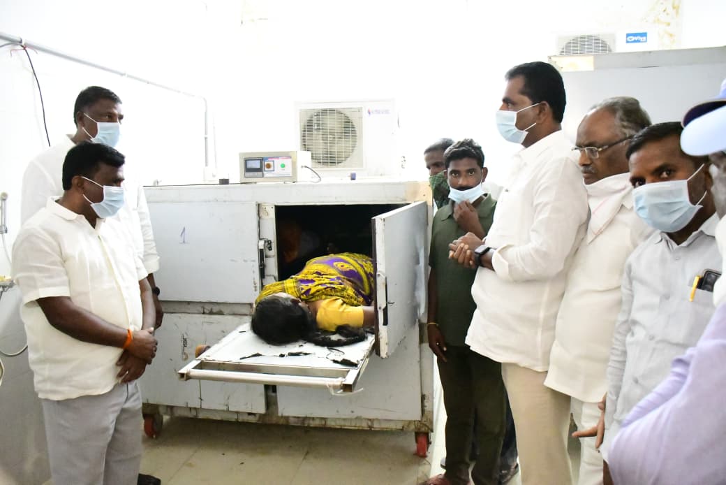 రోడ్డు ప్రమాద బాధితులను పరామర్శించిన ఎమ్మెల్యే