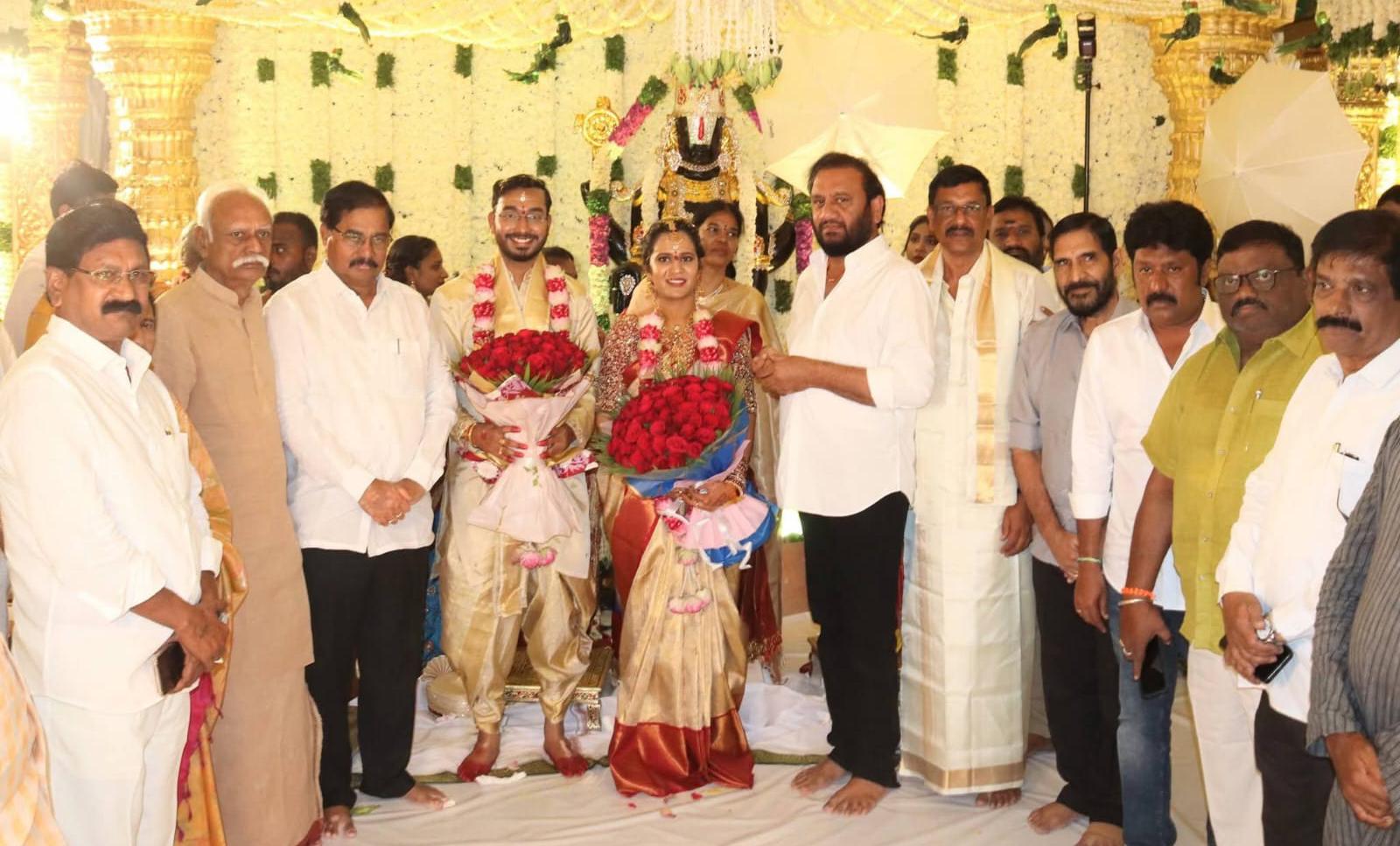 నవ దంపతులను ఆశీర్వదించిన ఆదాల ప్రసన్న