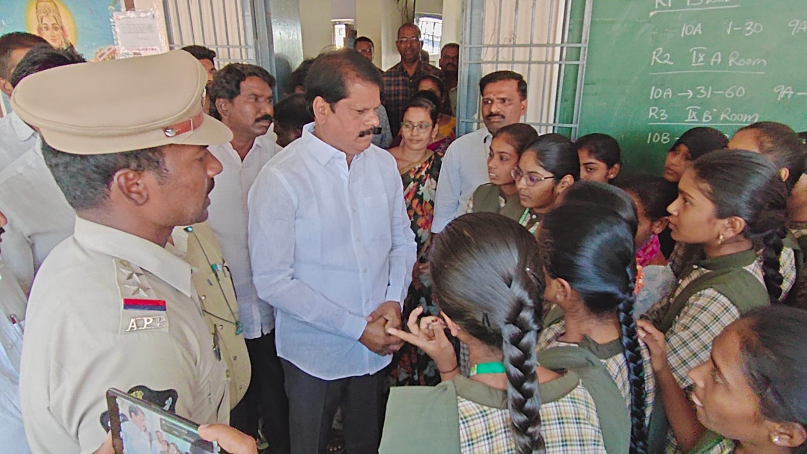 దోర్నాల ప్రభుత్వ ఉన్నత పాఠశాలలో ఆకస్మిక తనిఖీ – నిర్లక్ష్యంపై అధికారులకు హెచ్చరిక