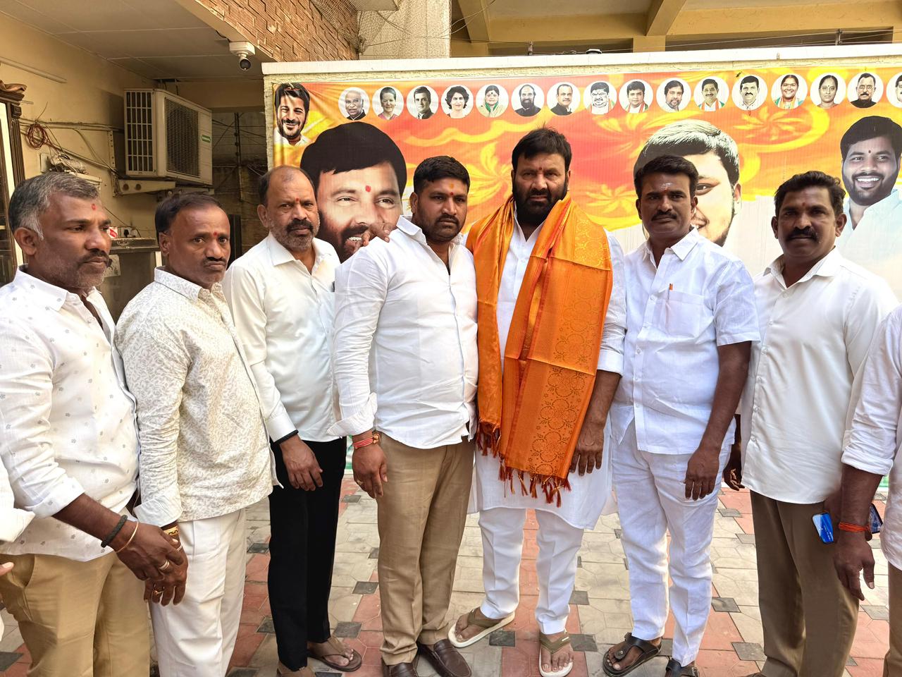 ఆహ్వాన పత్రికలు మరియు వివిధ సమస్యలపై స్థానిక మాజీ శాసనసభ్యులు** కూన శ్రీశైలం గౌడ్