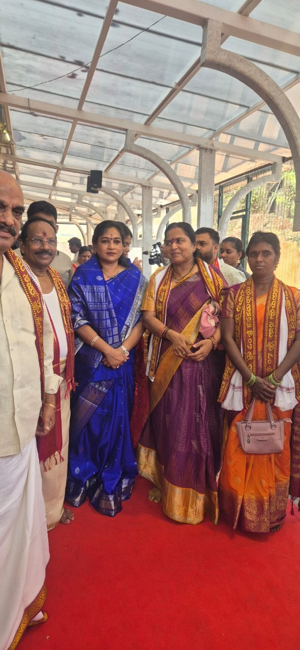ఇంద్రకీలాద్రిపై శ్రీ కనకదుర్గమ్మ వారిని దర్శించుకున్న రాష్ట్ర హోం మంత్రి