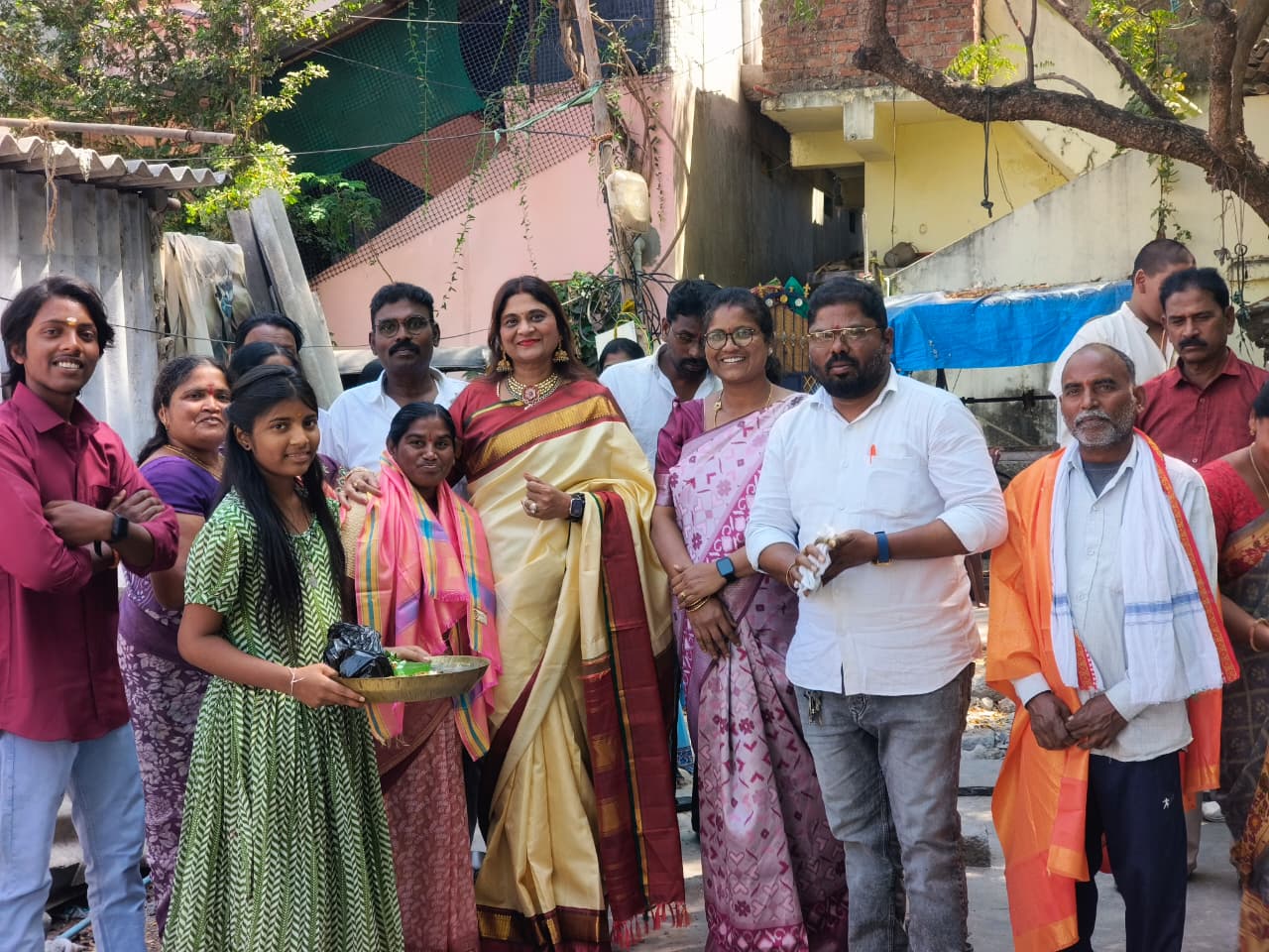 ఇందిరమ్మ ఇల్లు పథకం కింద నిర్మించనున్న ఇళ్లకు భూమి పూజ కార్యక్రమంలో పాల్గొన్న మనాలి ఠాకూర్