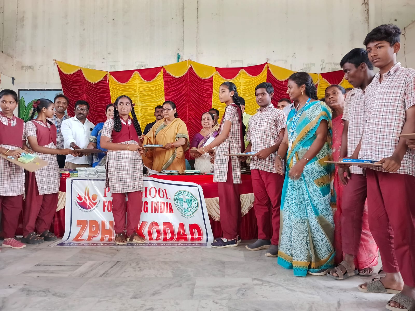 13వ వార్డు హైస్కూల్లో టెన్త్ క్లాస్ పిల్లలకు ప్యాడ్ పెన్నులు