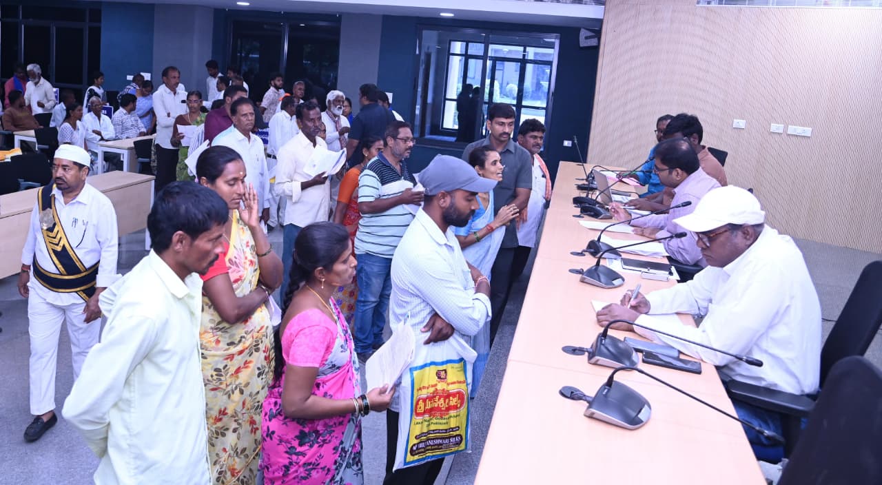 అర్జీల పరిష్కారం సత్వరమే చేయాలి….