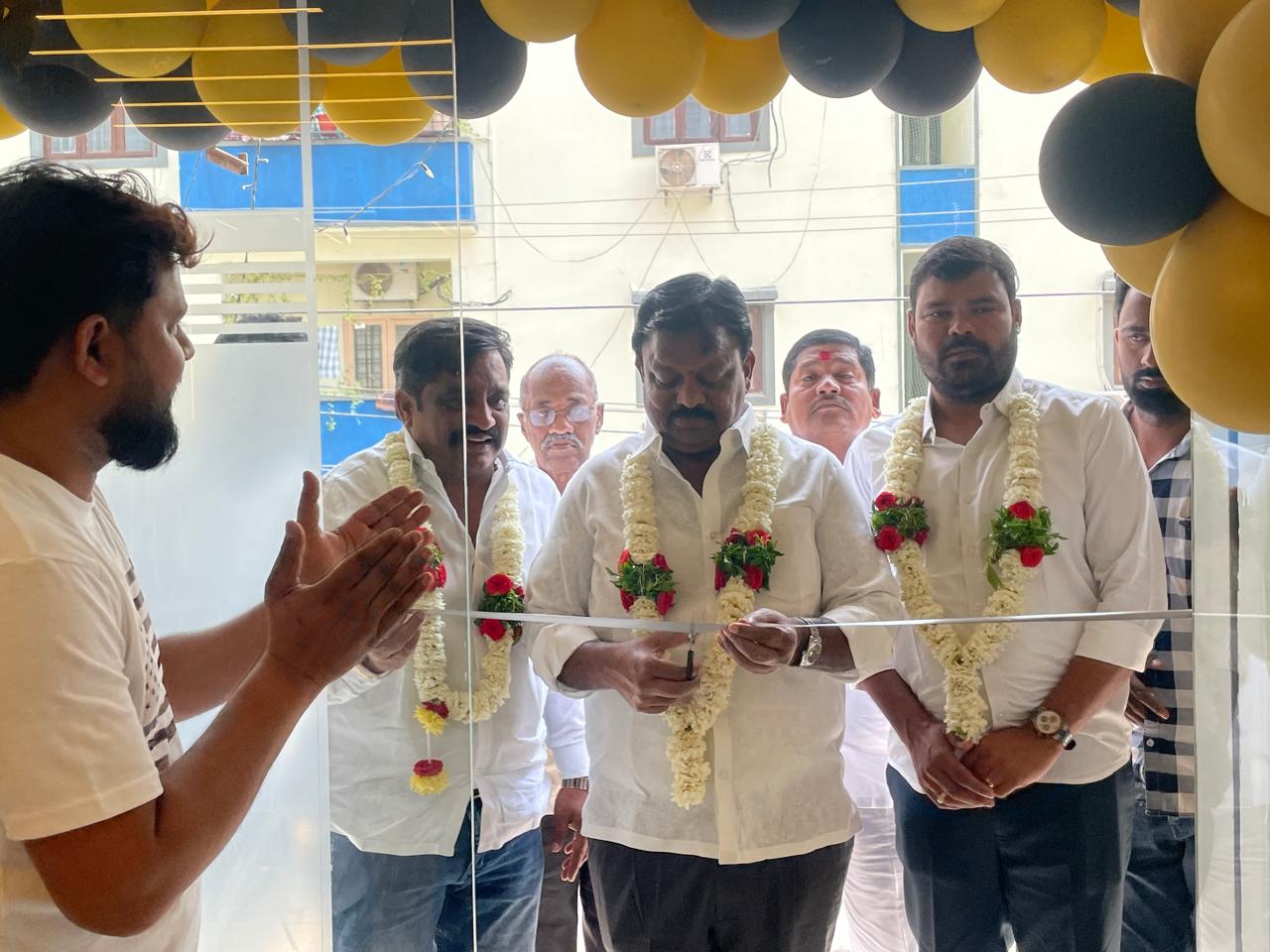 గ్లామర్ స్టూడియో &యూనిసెక్స్ సెలూన్ షాప్‌ను ప్రారంభించిన కొలన్ హన్మంత్ రెడ్డి