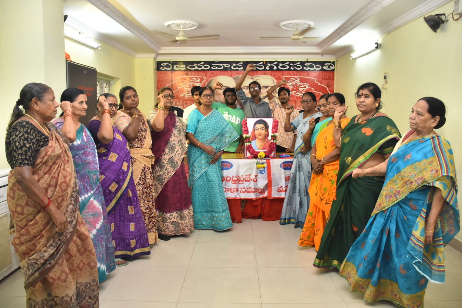 విద్య ద్వారానే స్త్రీ విముక్తి సాధ్యపడుతుంది అని నమ్మిన తొలితరం మహిళా ఉద్యమకారిణి సావిత్రిబాయి ఫూలే