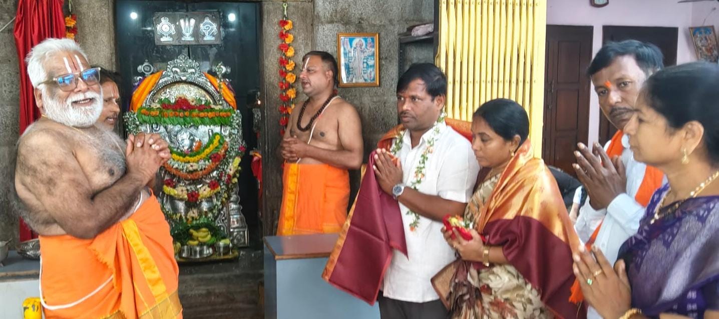 భక్తాంజనేయ స్వామి దేవాలయంలో ప్రత్యేక పూజలు నిర్వహించిన మున్సిపల్ చైర్ పర్సన్
