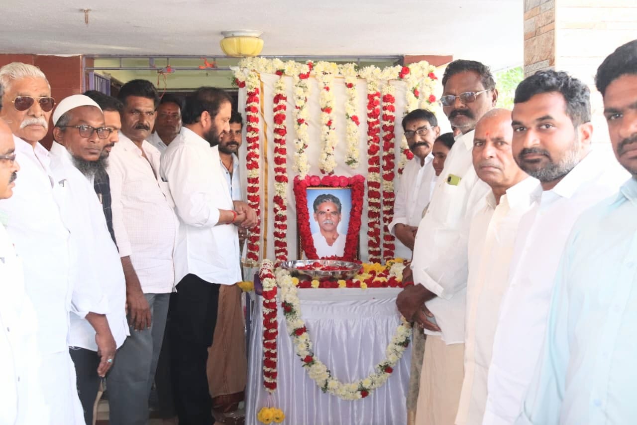 చిన్నయ్య ఉత్తర క్రియలలో పాల్గొని ఘనంగా నివాళులర్పించిన ప్రసనన్న