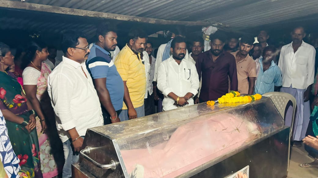 యువ రైతు మృతి: కుటుంబాన్ని పరామర్శించిన టీఆర్‌పీ నాయకులు