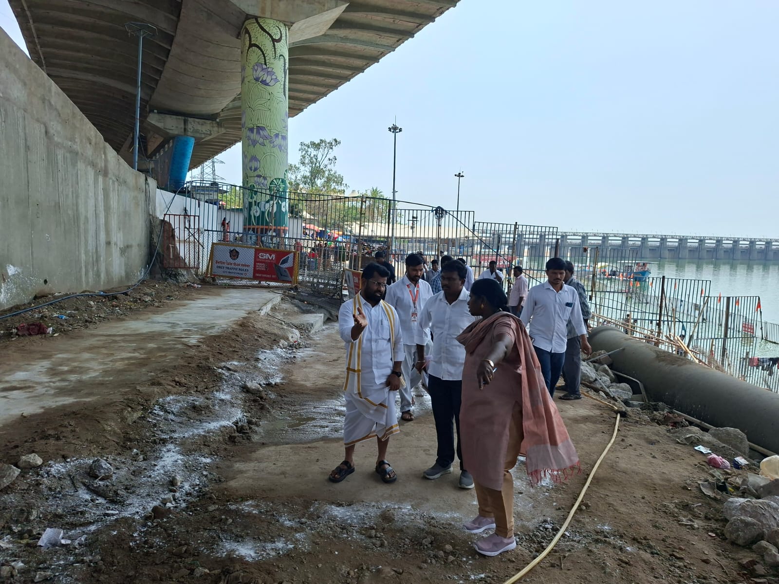 దుర్గా ఘాట్ వద్ద క్షేత్రస్థాయి పరిశీలన: భక్తుల సౌకర్యార్థం నూతన మార్గాల ఏర్పాటుపై ప్రత్యేక దృష్టి