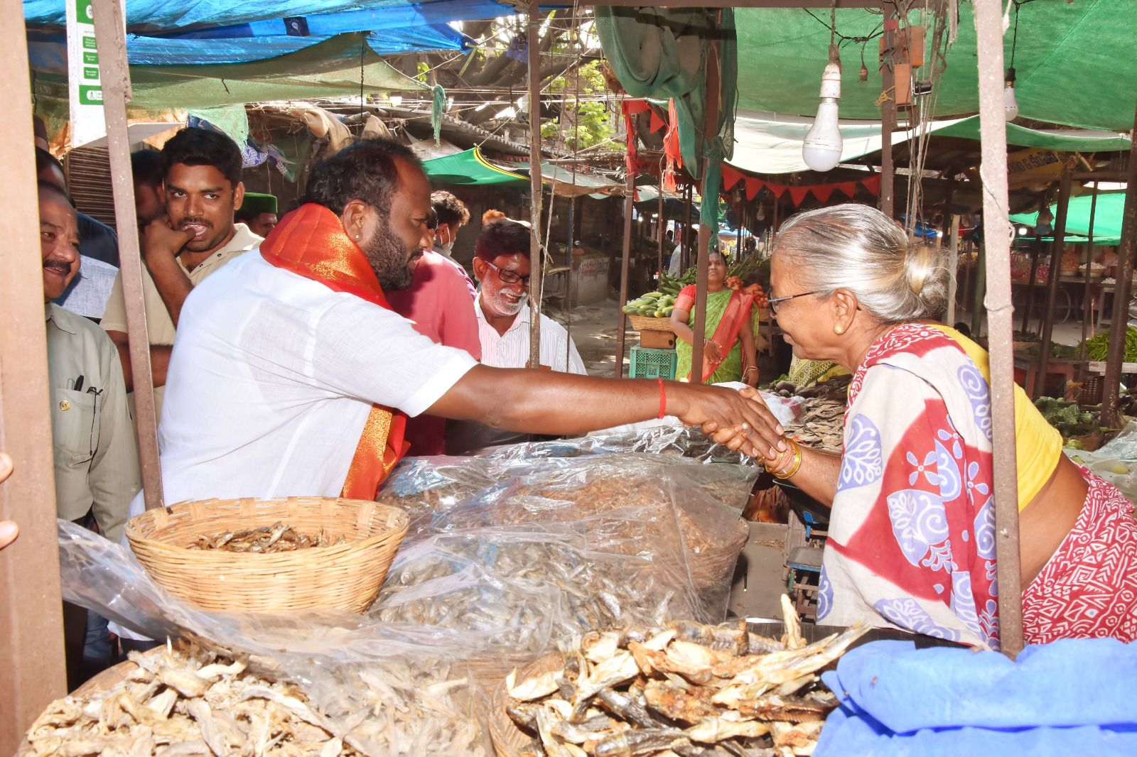 తడి చెత్తను కoపోస్ట్ ఎరువుగా రీ సైకిలింగ్ చేయడానికై,మునిసిపల్ పారిశుద్ధ్య వాహనాలకు అందించాలి….