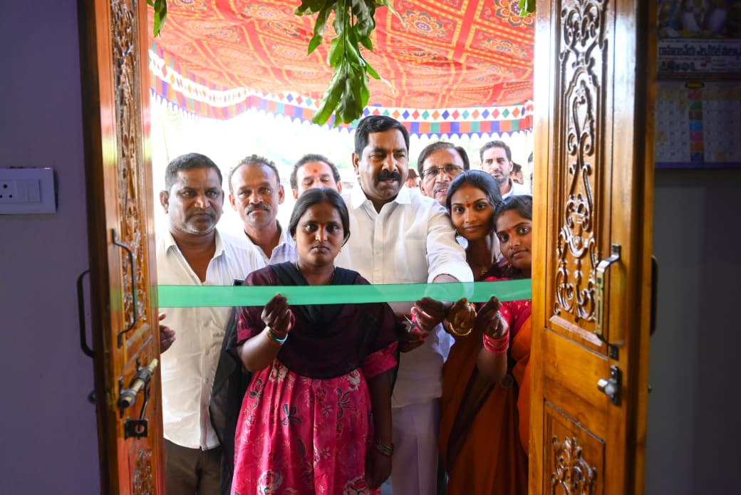 ఇందిరమ్మ ఇళ్ల లబ్ధిదారు భాషబోయిన ప్రియాంక నూతన గృహ ప్రవేశ కార్యక్రమంలో పాల్గొన్న ఎమ్మెల్యే నాగరాజు