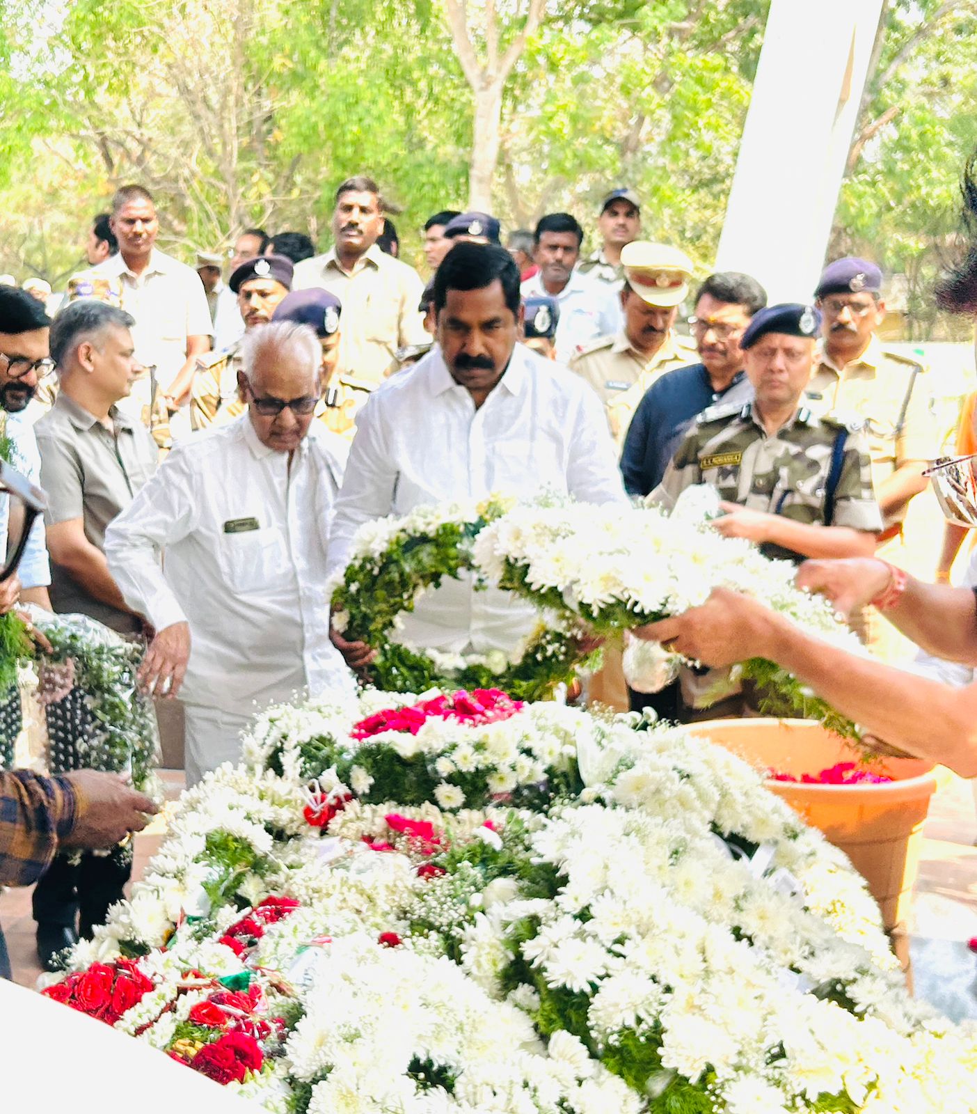 మాజీ డీజీపీ HJ దొర అంతక్రియలో పాల్గొన్న ఎమ్మెల్యే నాగరాజు