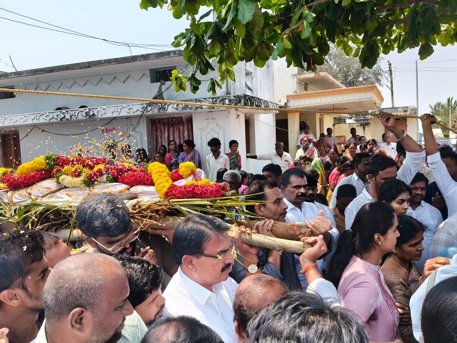 అమ్మపల్లి శ్రీనివాస్ రెడ్డిపాడేమోసి కడసారి వీడ్కోలు పలికిన…………. మాజీ మంత్ర నిరంజన్ రెడ్డి