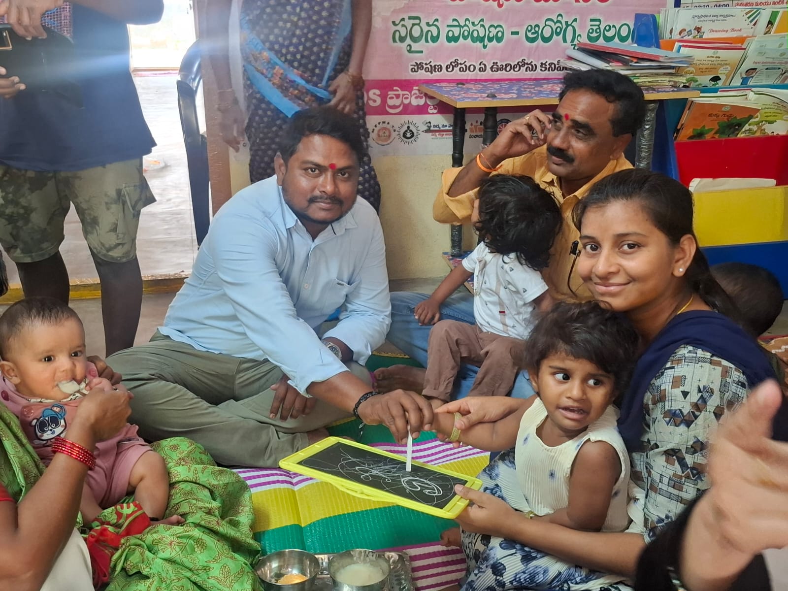 50వ.డివిజన్ అశోక్ నగర్ అంగన్వాడీ సెంటర్ లో ఉపాధ్యాయురాలు లక్ష్మి ఆధ్వర్యంలో అక్షరాభ్యాసం….