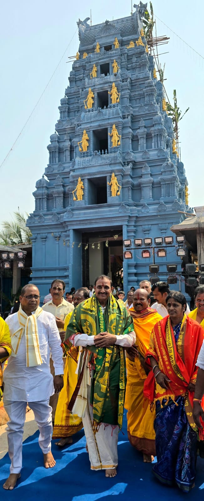 ప్రత్యేక పూజలు చేసిన  PAC చైర్మన్   ఆరెకపూడి గాంధీ  , వారి సతీమణి శ్రీమతి శ్యామల దేవి