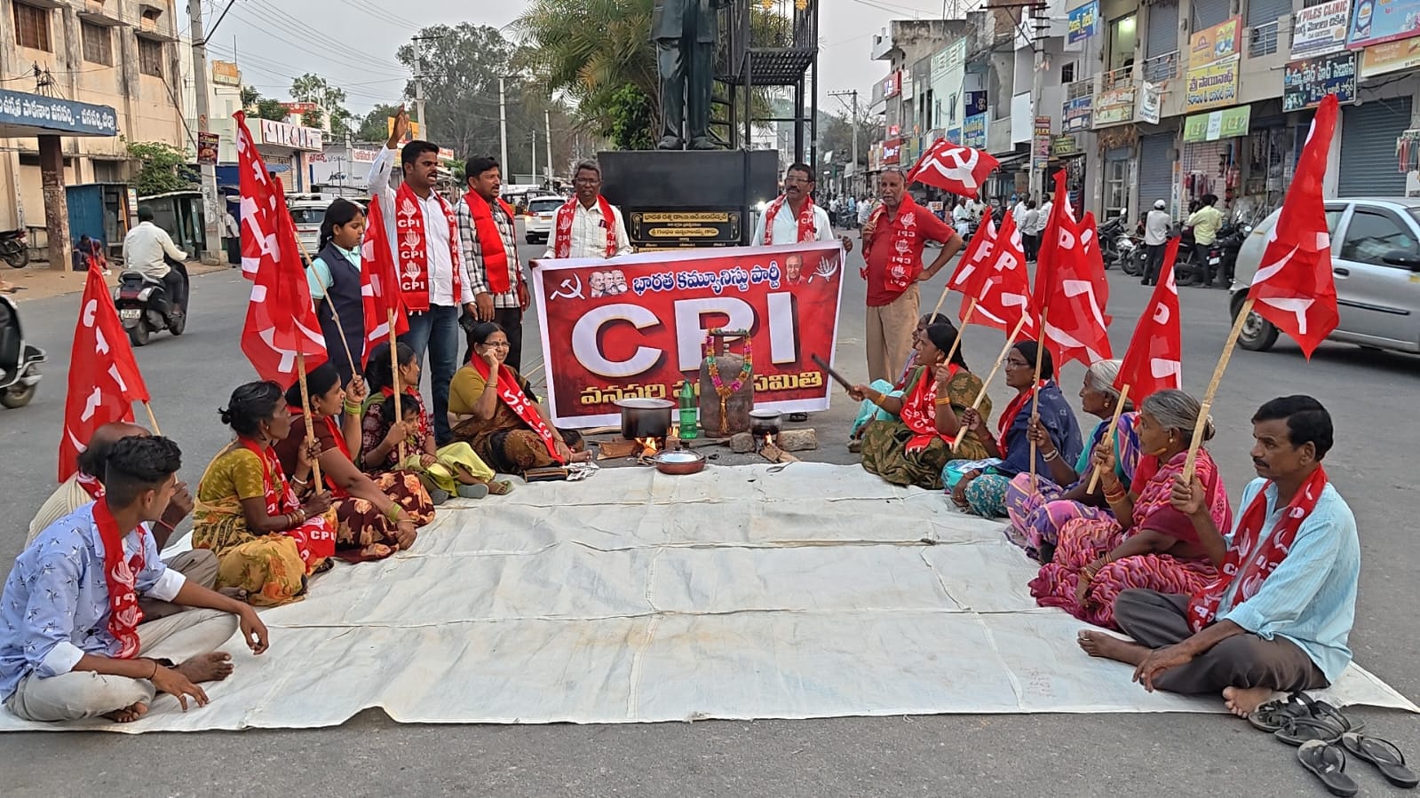 గ్యాస్ బండ ధర పెంచడాన్ని నిరసిస్తూ,ఖాళీ సిలిండర్, కట్టెల పొయ్యిపై వంట చేసి వినూత్న నిరసన తెలిపిన సిపిఐ