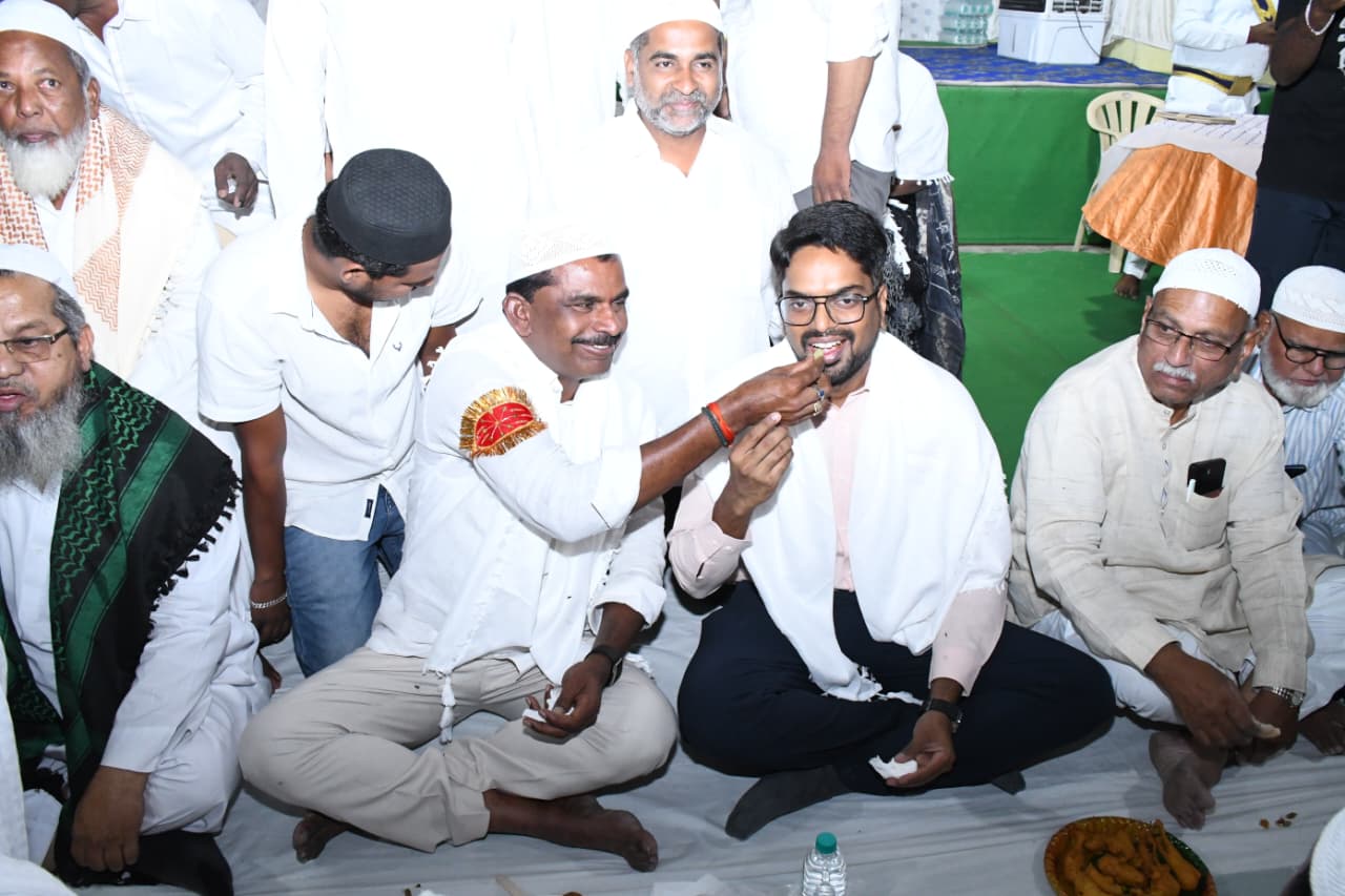 భక్తిశ్రద్ధలతో,సోదరా భావంతో ముస్లిం సోదరులు రంజాన్ పండుగను జరుపుకోవాలని కోరిన