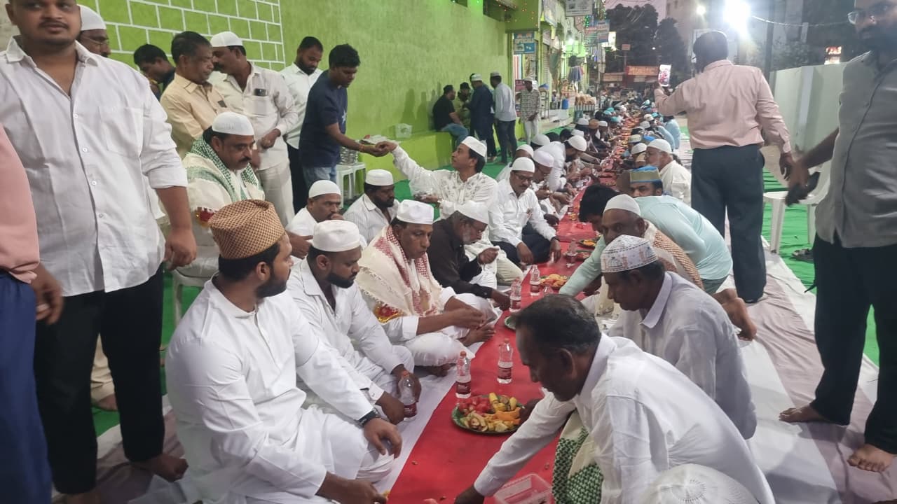 ముస్లిం సోదరులకు ఇఫ్తార్ విందు ఏర్పాటు చామకూర మల్లారెడ్డి