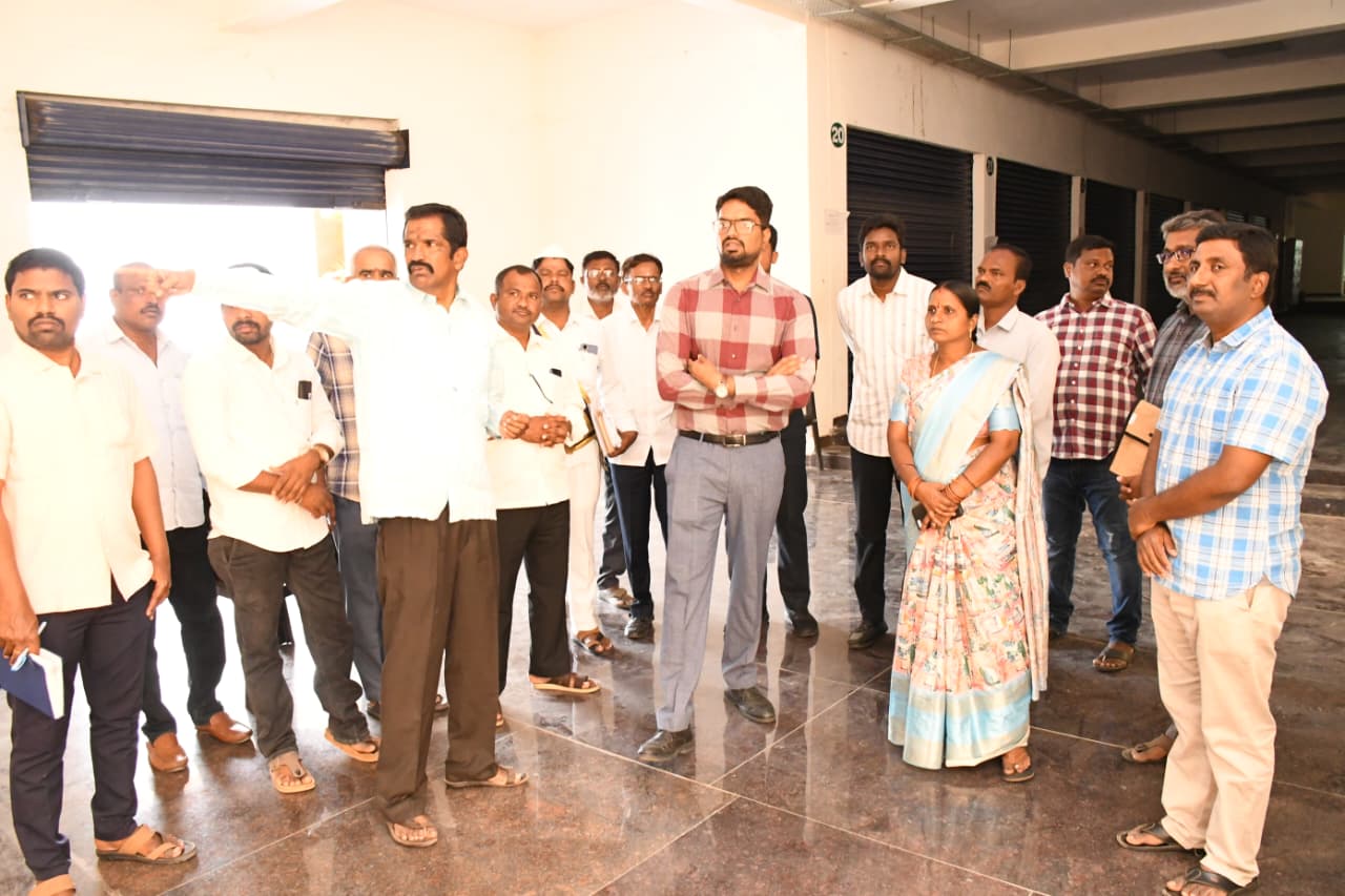 నిరుపయోగంగా ఉన్న టౌన్ హాల్, ఇంటిగ్రేటెడ్ మార్కెట్ కాంప్లెక్స్ ను వినియోగంలోకి తీసుకోవాలని ఆదేశించిన జిల్లా కలెక్టర్ ఆదర్శ సురభి
