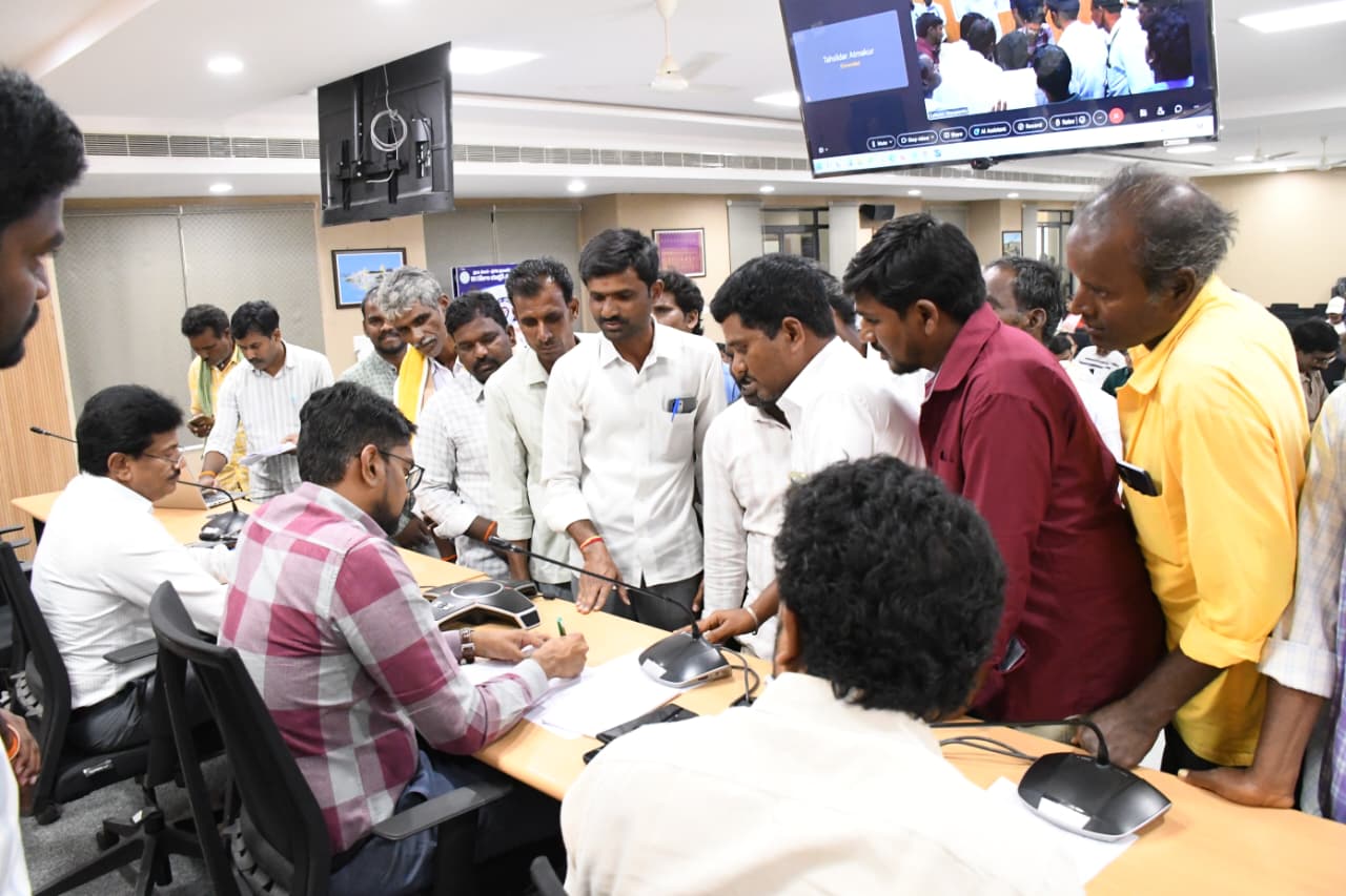 ప్రజావాణి ఫిర్యాదులను వెంటనే పరిష్కరించాలని ఆదేశించిన జిల్లా కలెక్టర్ ఆదర్శ సురభి