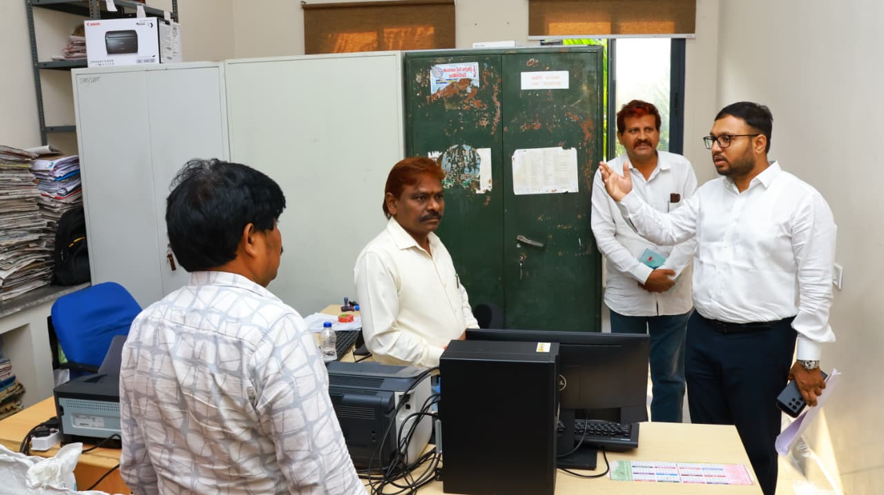ప్రభుత్వ కార్యాలయాలను ఆకస్మికంగా తనిఖీ చేసిన : కలెక్టర్