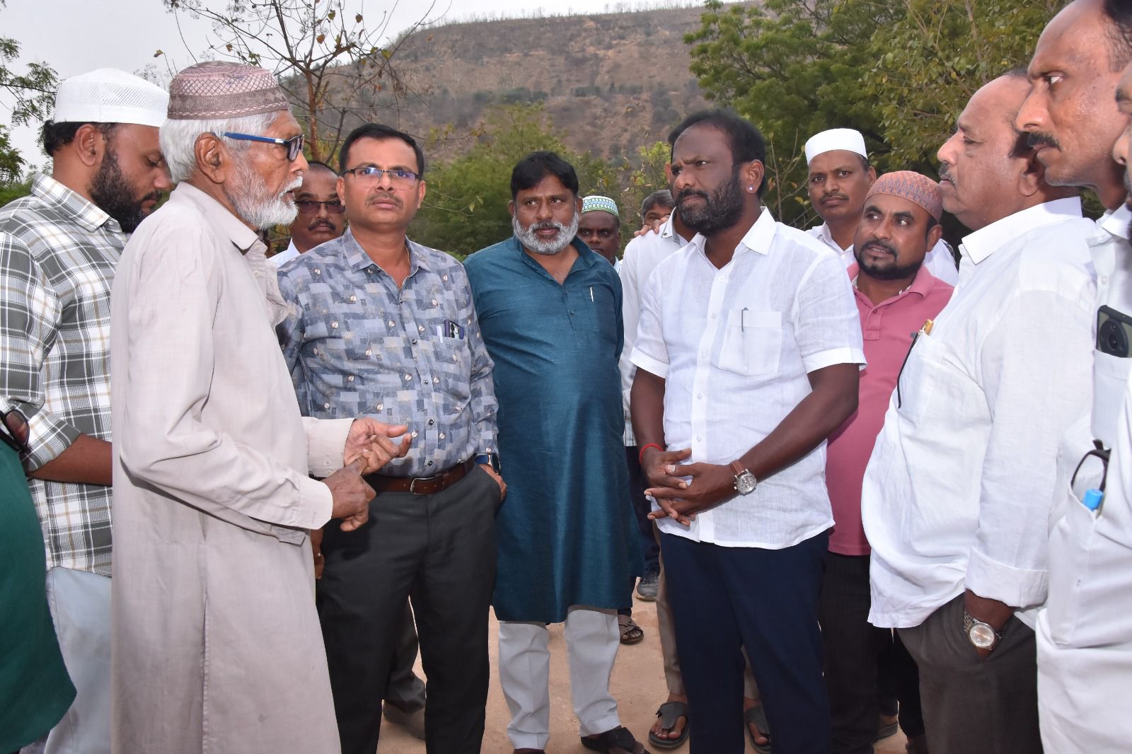 పవిత్ర రంజాన్ పండుగ సందర్భంగా ముస్లిం లు ప్రార్థన చేసుకోవడానికి అన్ని ఏర్పాట్లు చేయాలి…