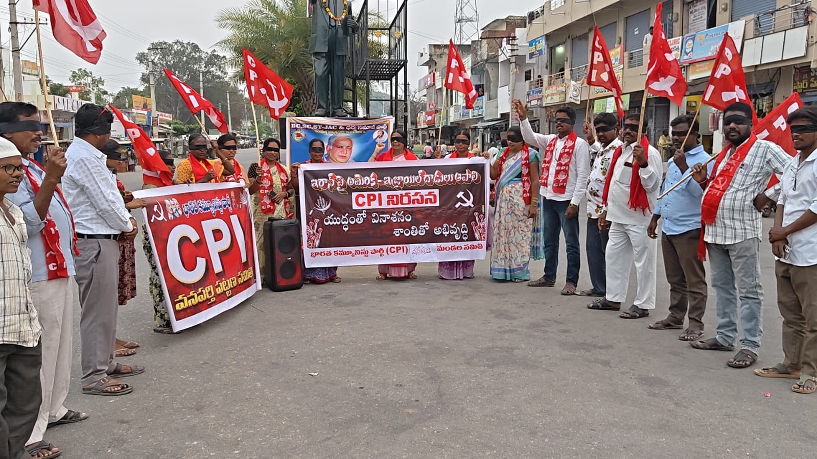గుడ్డి కేంద్రమా గ్యాస్ ఎక్కడ..? కళ్లకు నల్లనిగంతలతో వినూత్న సిపిఐ నిరసన