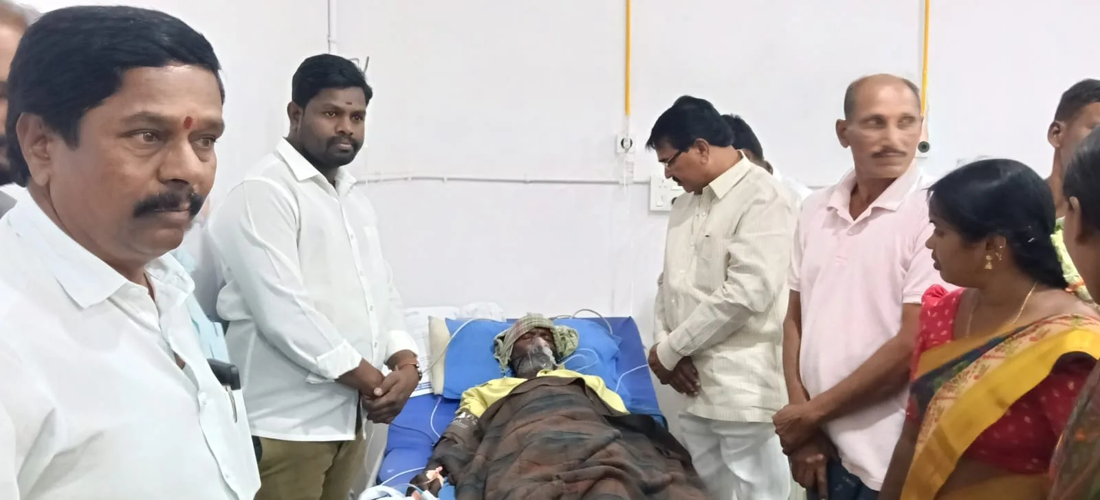ఆసుపత్రిలో చికిత్స పొందుతున్న రామచంద్రయ్యను పరామర్శించిన…….. మాజీ మంత్రి నిరంజన్ రెడ్డి